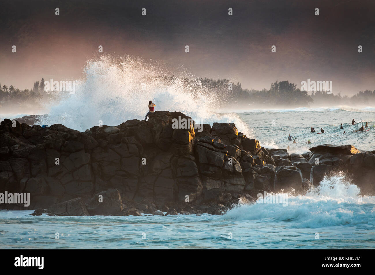 Hawaii, Oahu, North Shore, Surfer, im Wasser, in der äußeren Punkt in Waimea Bay von pupukea Beach Park gesehen Stockfoto