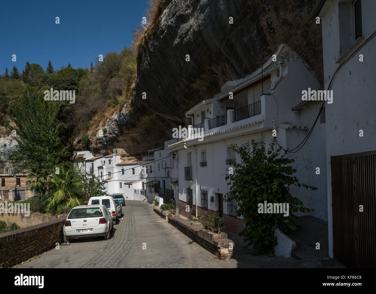 Häuser in Felsen in Setenil de las Bodegas, einem der kleinen weißen Dörfer in Andalusien, Spanien Stockfoto