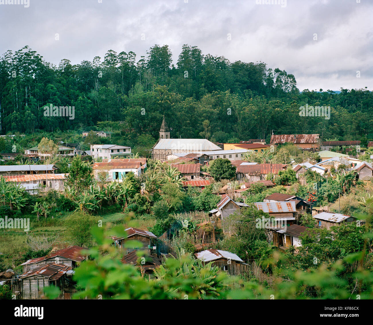Madagaskar, Stadt perinet inmitten von Bäumen, Erhöhte Ansicht Stockfoto