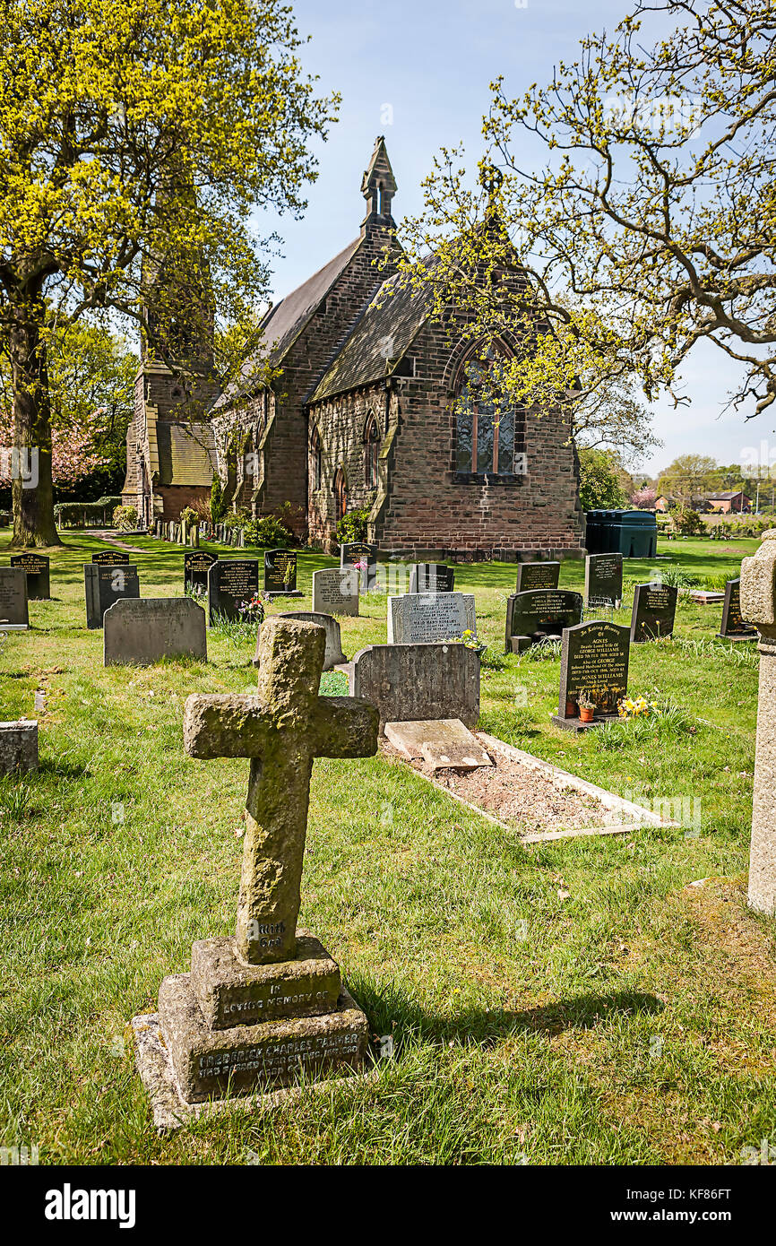 Friedhof am Chorende der St. John the Evangelist's Church, Toft Road, Toft, Chishire, England Stockfoto