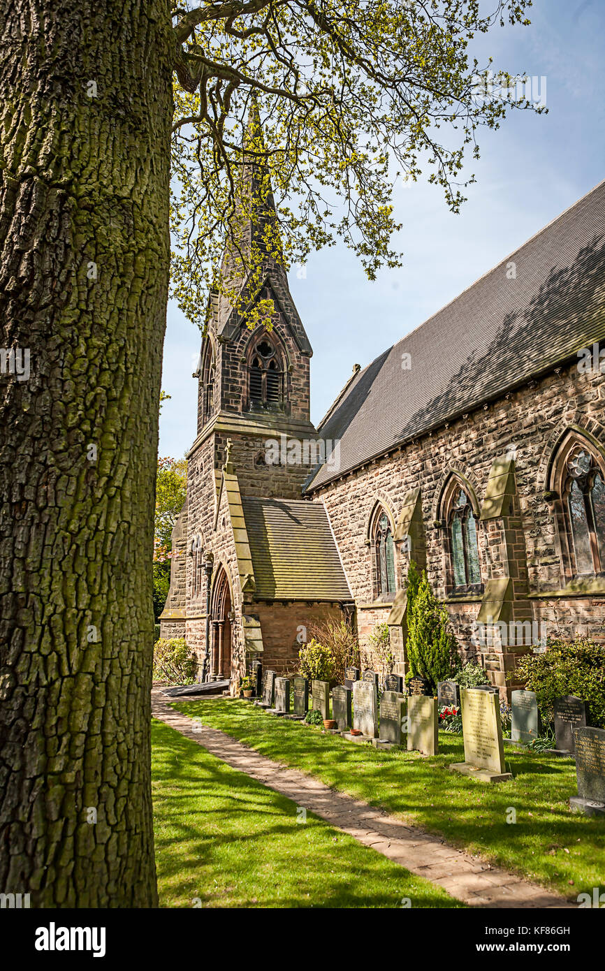 Chancel Ende der Kirche des heiligen Johannes des Evangelisten, Toft Road, Toft, Cheshire, England Stockfoto