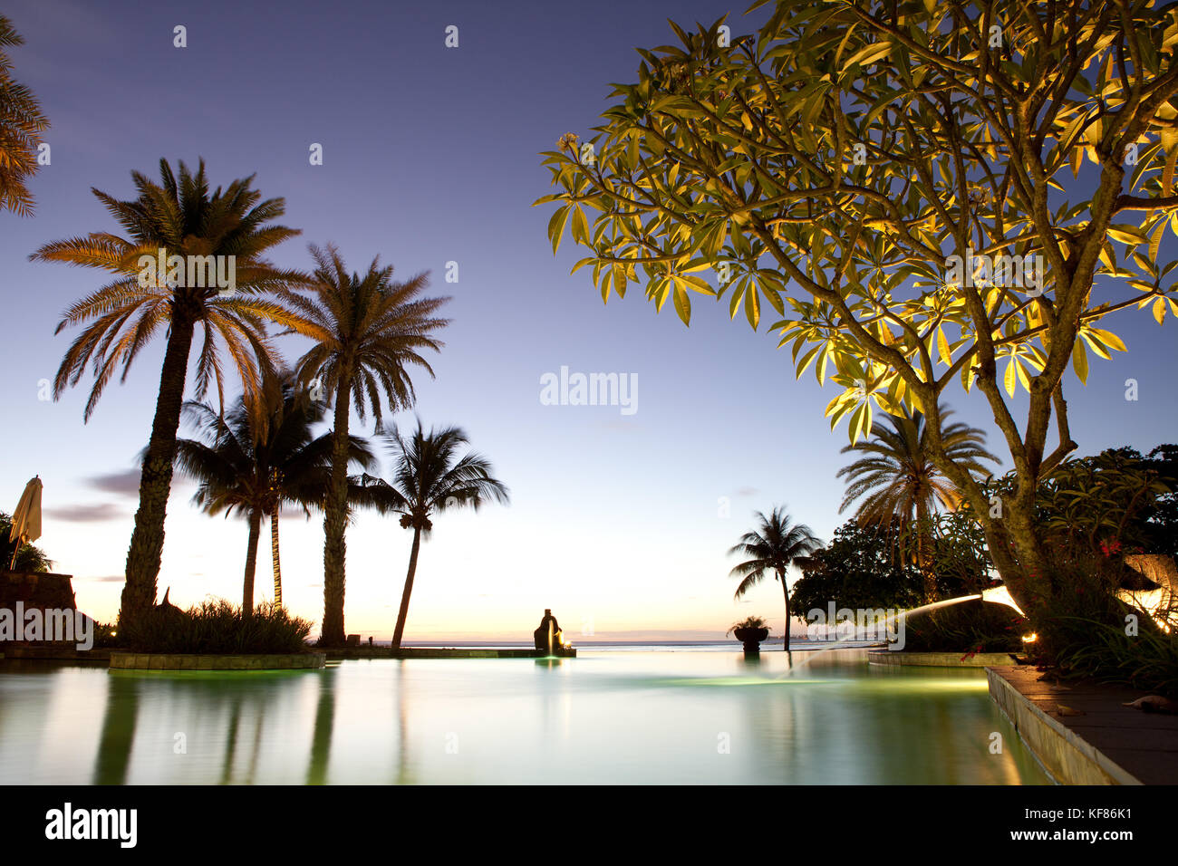 Mauritius, Chemin Grenier, Südküste, der Pool im Hotel Shanti Maurice in der Dämmerung Stockfoto