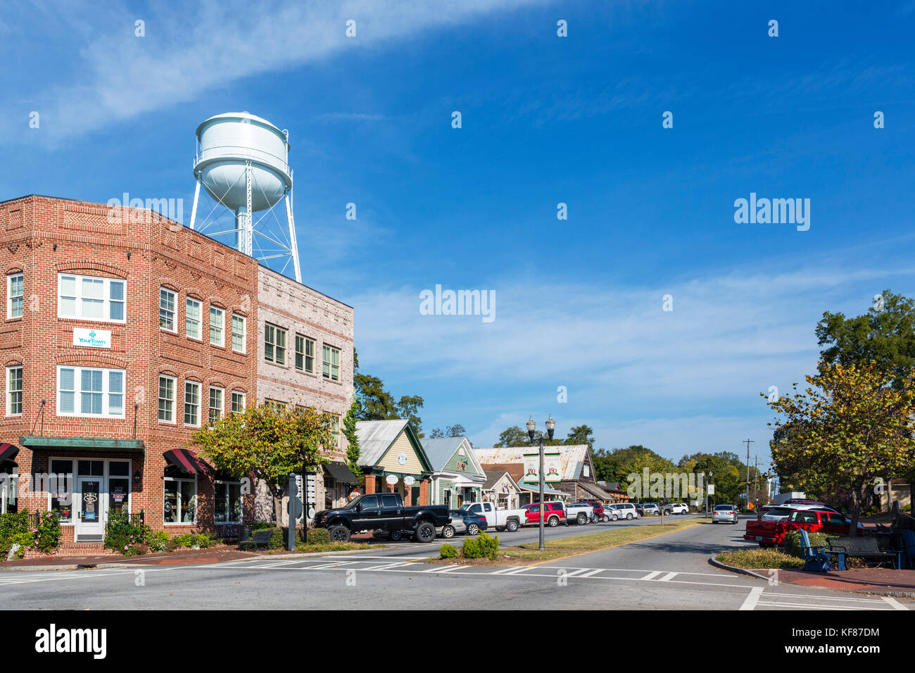 Main Street, Senoia, Georgia, USA. Senoia ist die Lage für die Stadt Woodbury in der TV-Serie "The Walking Dead". Stockfoto