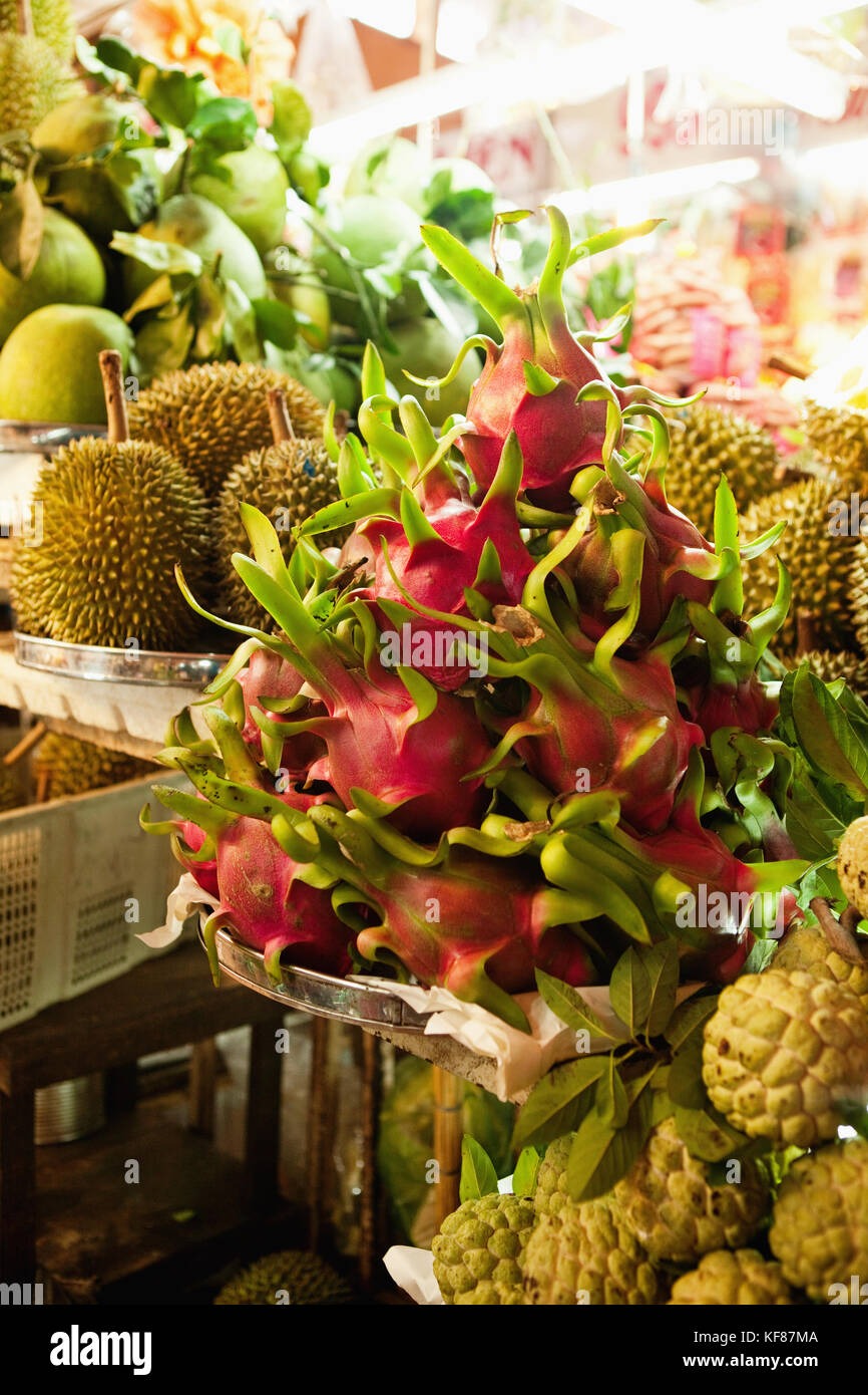 Vietnam, Saigon, Ben Thanh Markt, Dragon Obst fein säuberlich gestapelt auf einem Regal auf dem Markt, Ho Chi Minh City Stockfoto