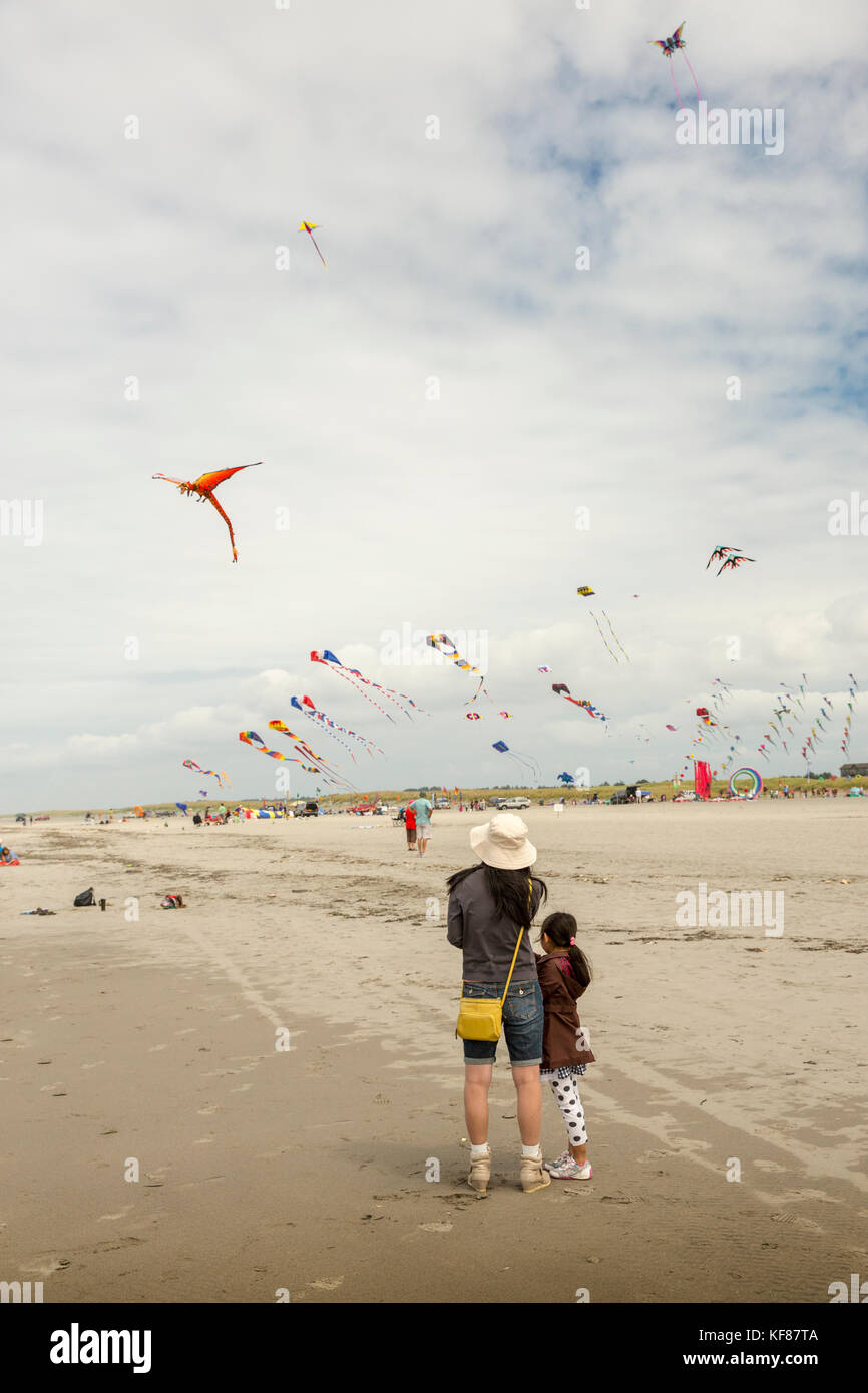 Usa, Washington State, Long Beach Peninsula, Mutter und Tochter sehen Sie einen Drachen Drachen fliegen an der International Kite Festival Stockfoto