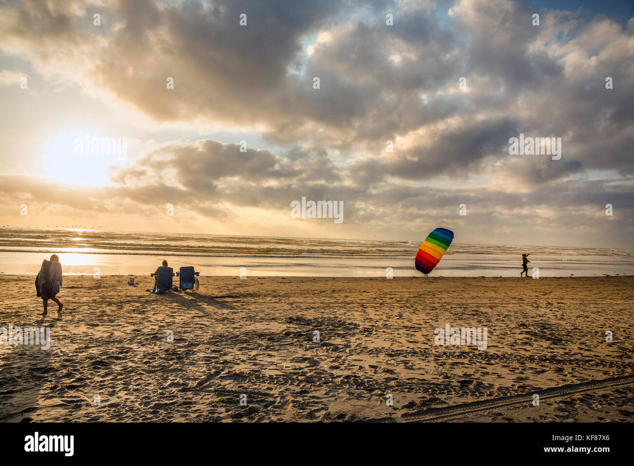 Usa, Washington State, Long Beach Halbinsel, international kite Festival, Leute genießen den Strand An einem warmen Sommerabend Stockfoto