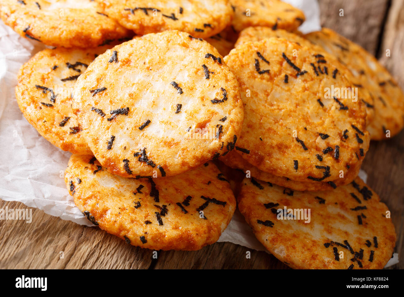 Japanische hausgemachte Kuchen mit Algen close-up auf einem Tisch. Horizontale Stockfoto