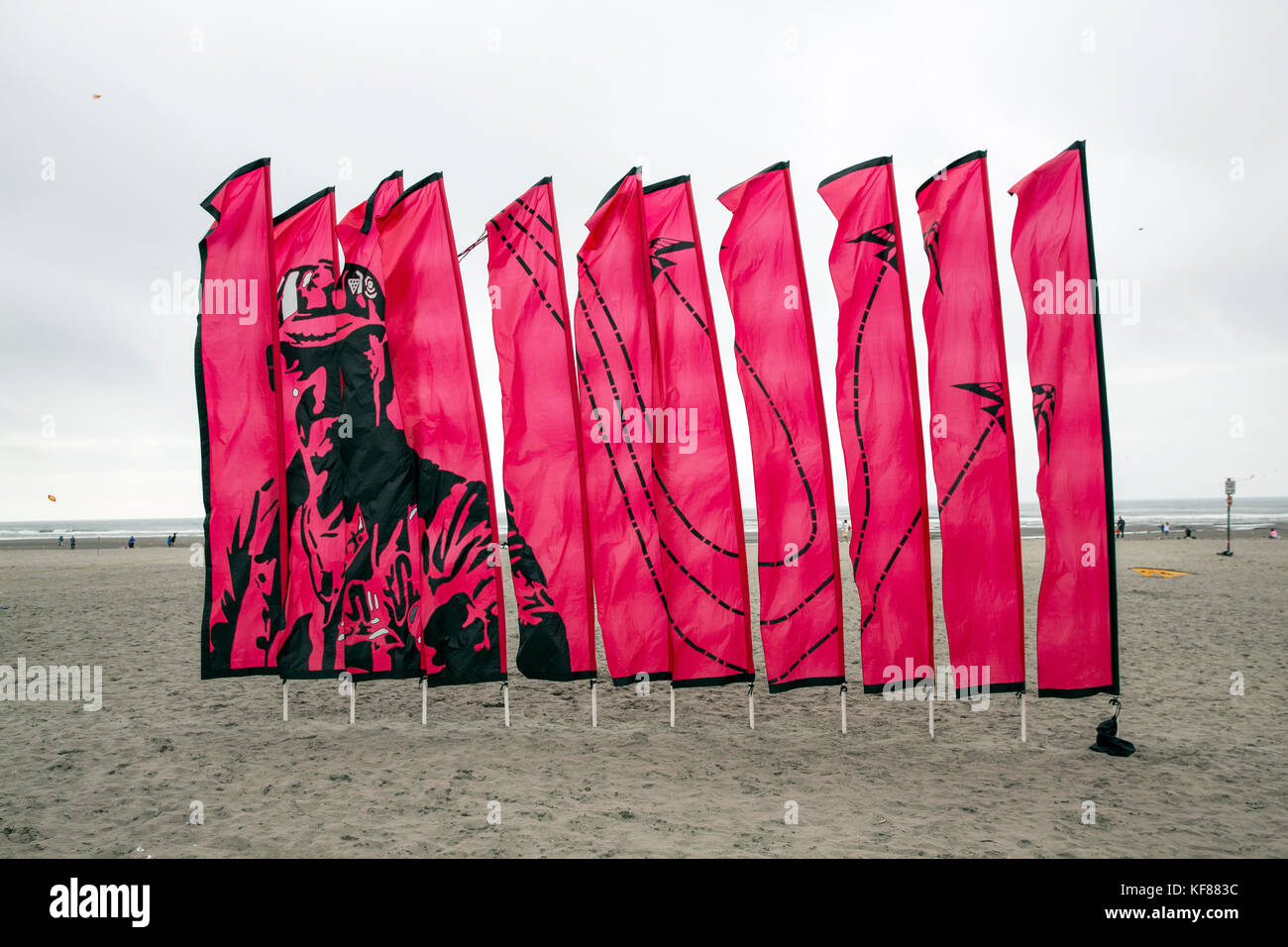 Usa, Washington State, Long Beach Halbinsel, internationale Drachenfest, Ray bethell Banner fliegen von seinem Feld Stockfoto