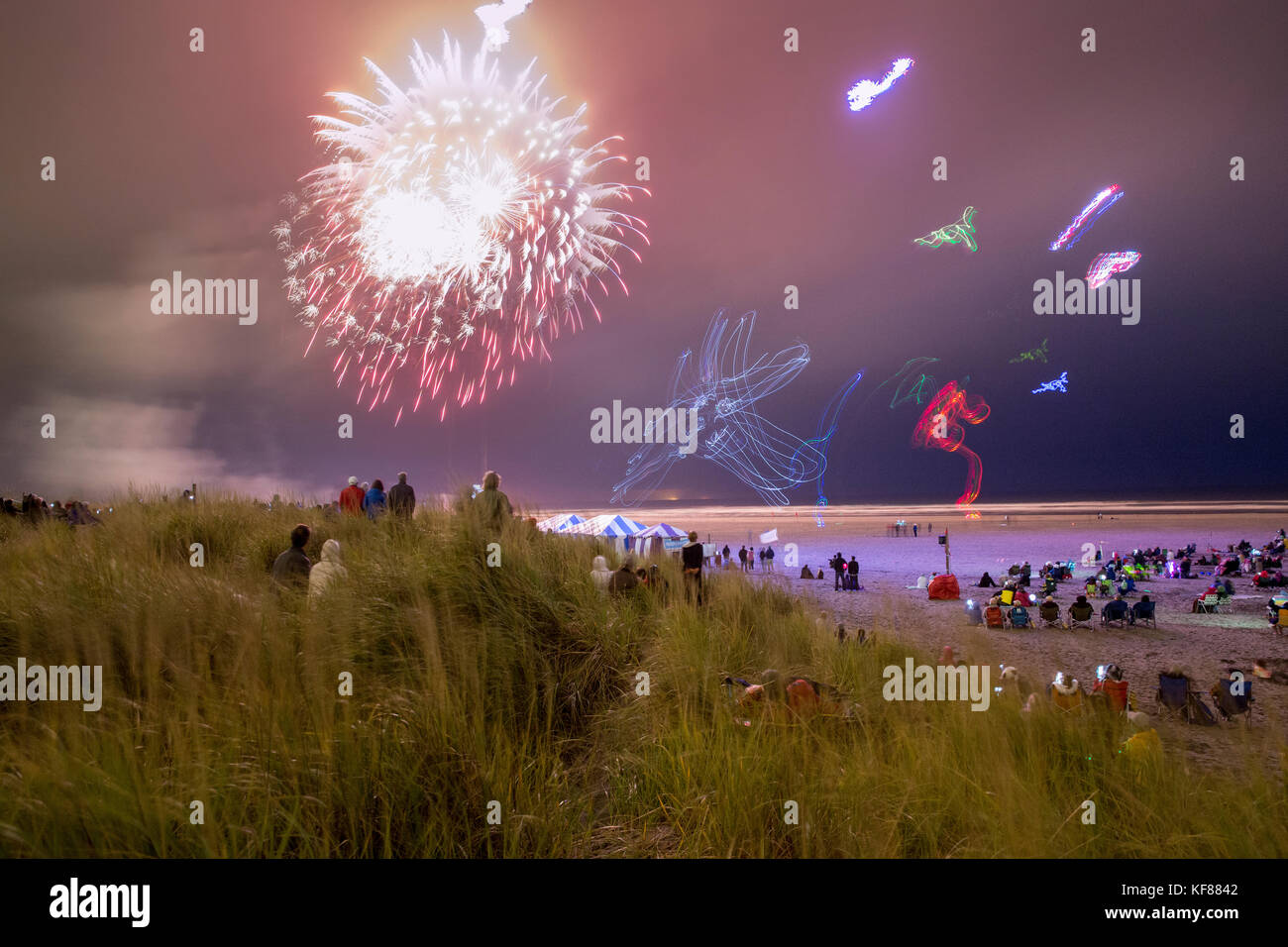 Usa, Washington State, Long Beach Halbinsel, international kite Festival, Feuerwerk und beleuchtet Drachen fliegen Stockfoto