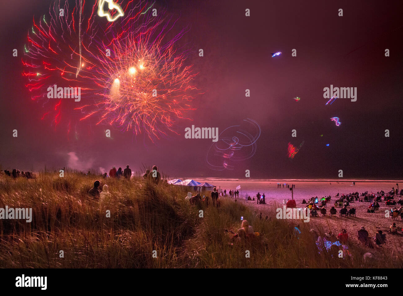 Usa, Washington State, Long Beach Halbinsel, international kite Festival, Feuerwerk und beleuchtet Drachen fliegen Stockfoto