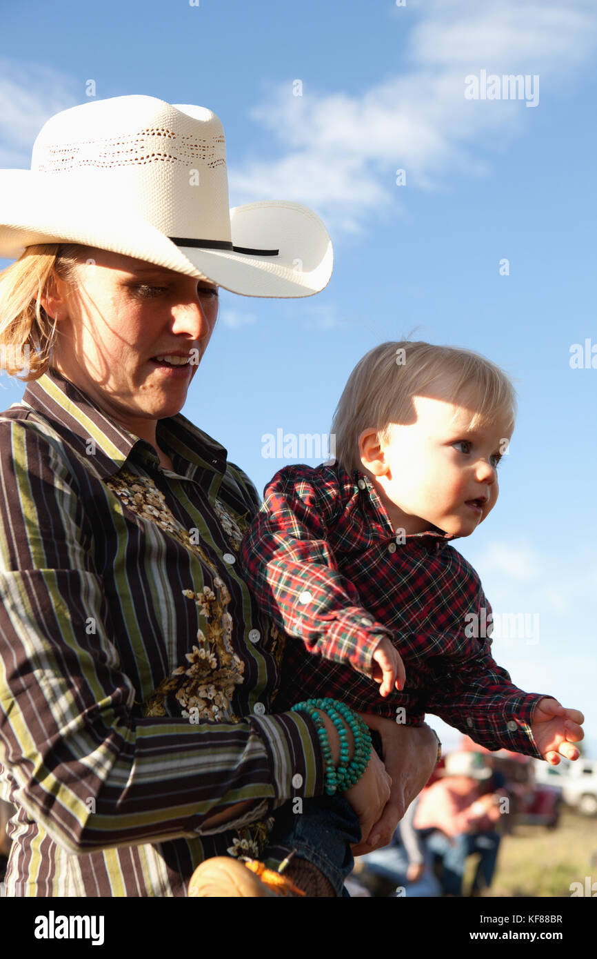 Usa, Wyoming, Lager, eine Frau und Ihr Sohn sind in Cowboy gekleidet, abara Ranch Stockfoto