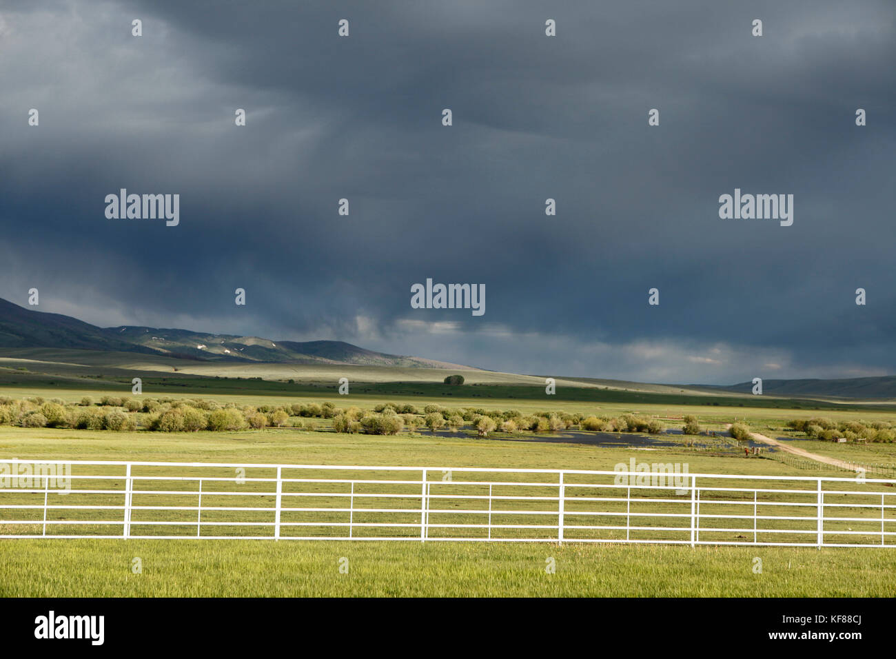 Usa, Wyoming, Lager, eine weiße fenceline und offener Landschaft, Big Creek Ranch Stockfoto