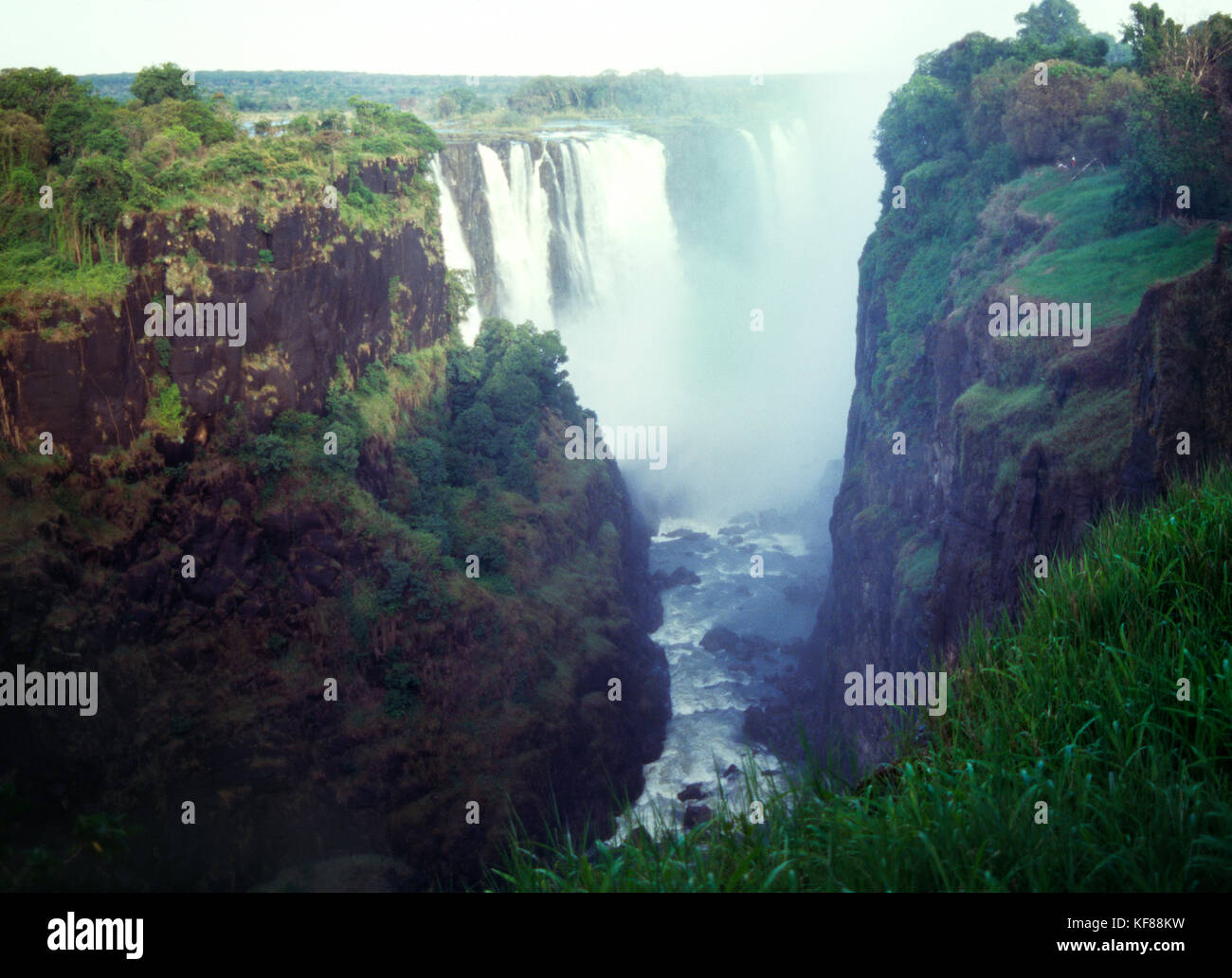 Simbabwe, Victoria Falls, Afrika, eine Ansicht von Victoria Falls, auch bekannt als Mosi-oa-Tunya Stockfoto