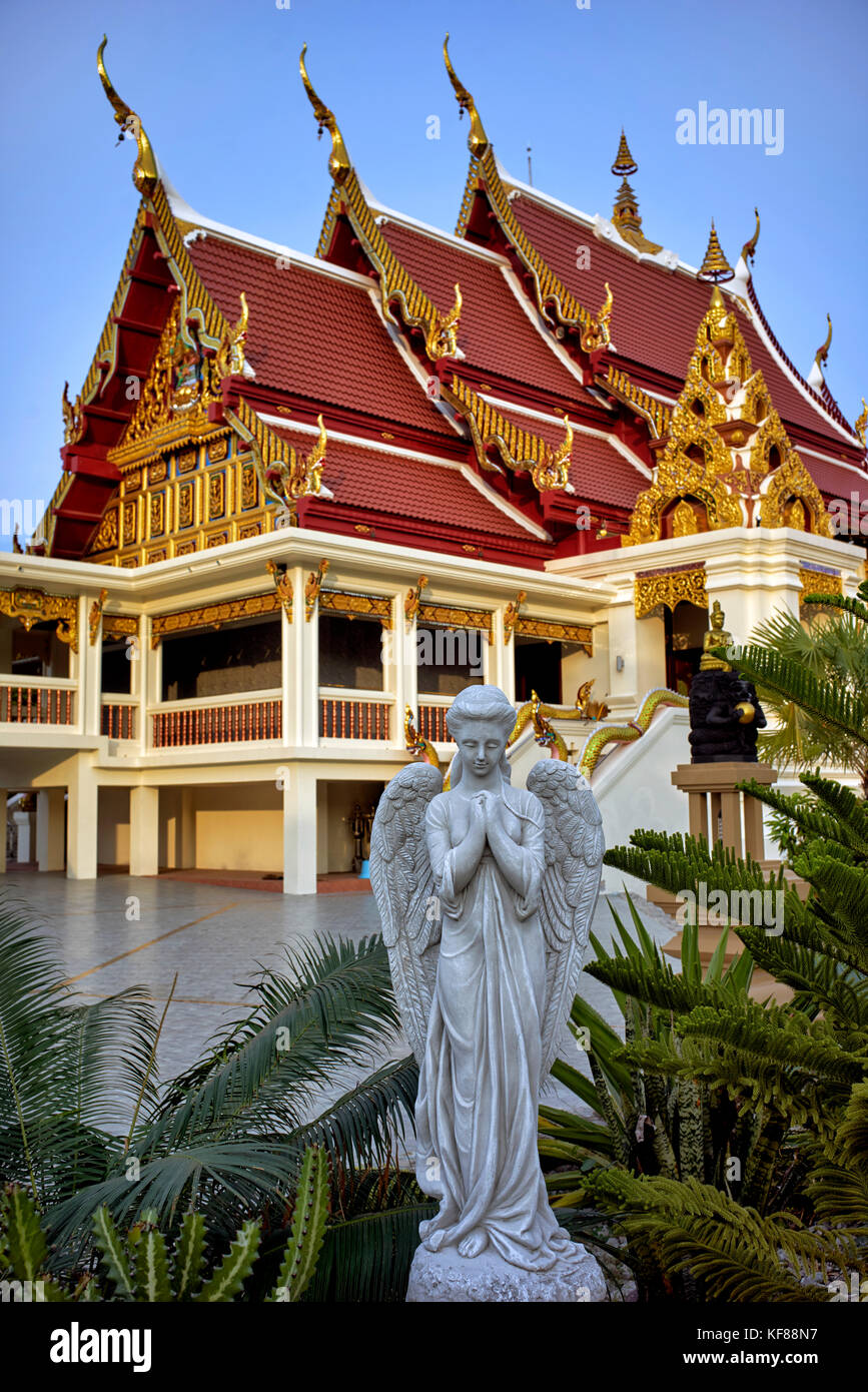 Thailand Tempel mit ungewöhnlichen Christian Angel Figur. Südostasien Stockfoto