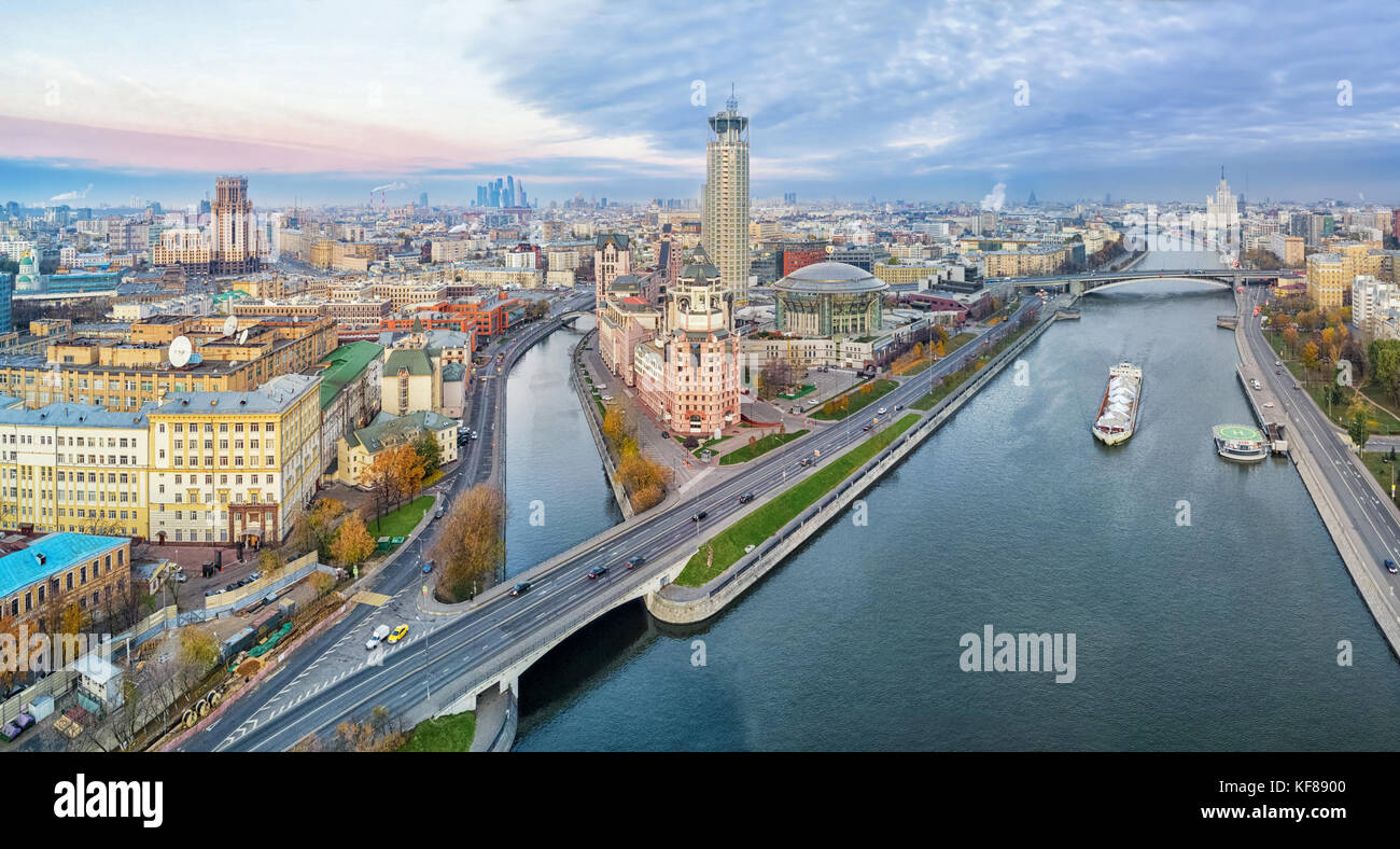 Antenne Panorama von Moskau in der Nähe von confluenÑe Vodootvodny Kanal und Fluss Moskwa Stockfoto