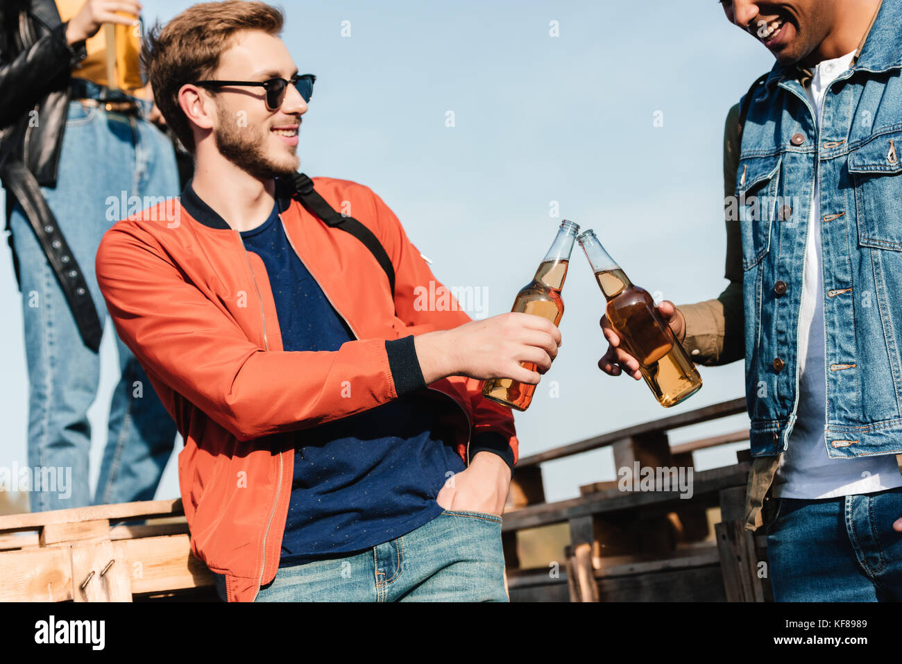 Multikulturelle Freunde klirren Getränke Stockfoto