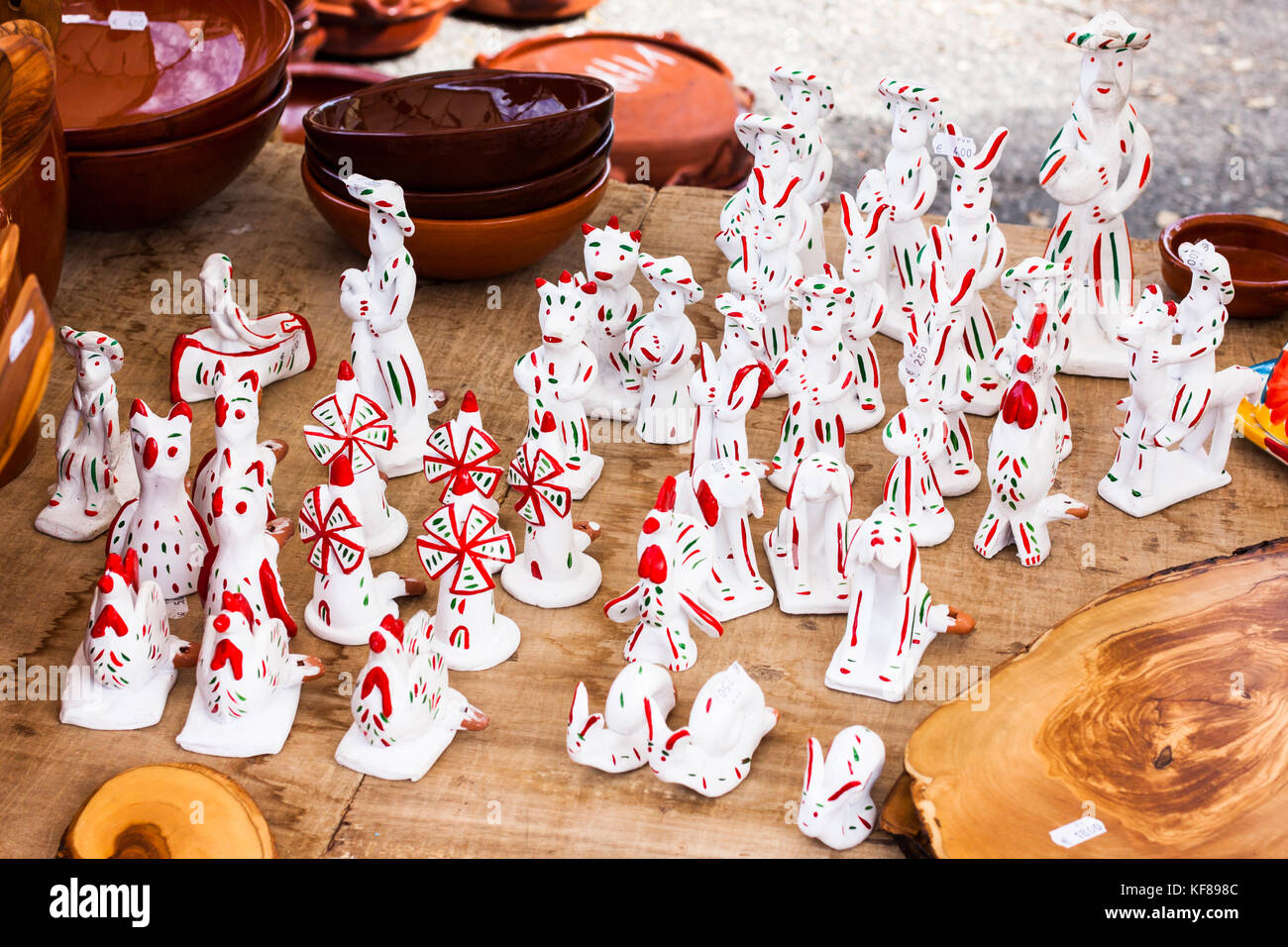 Siurells, typisch mallorquinische Hand bemalte Tonfiguren mit einer Pfeife bei Sineu Markt, Mallorca, Spanien Stockfoto