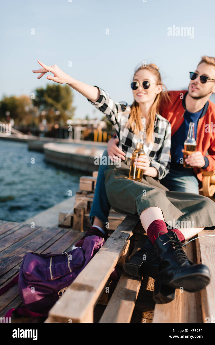 Glückliches Paar mit Getränken Stockfoto