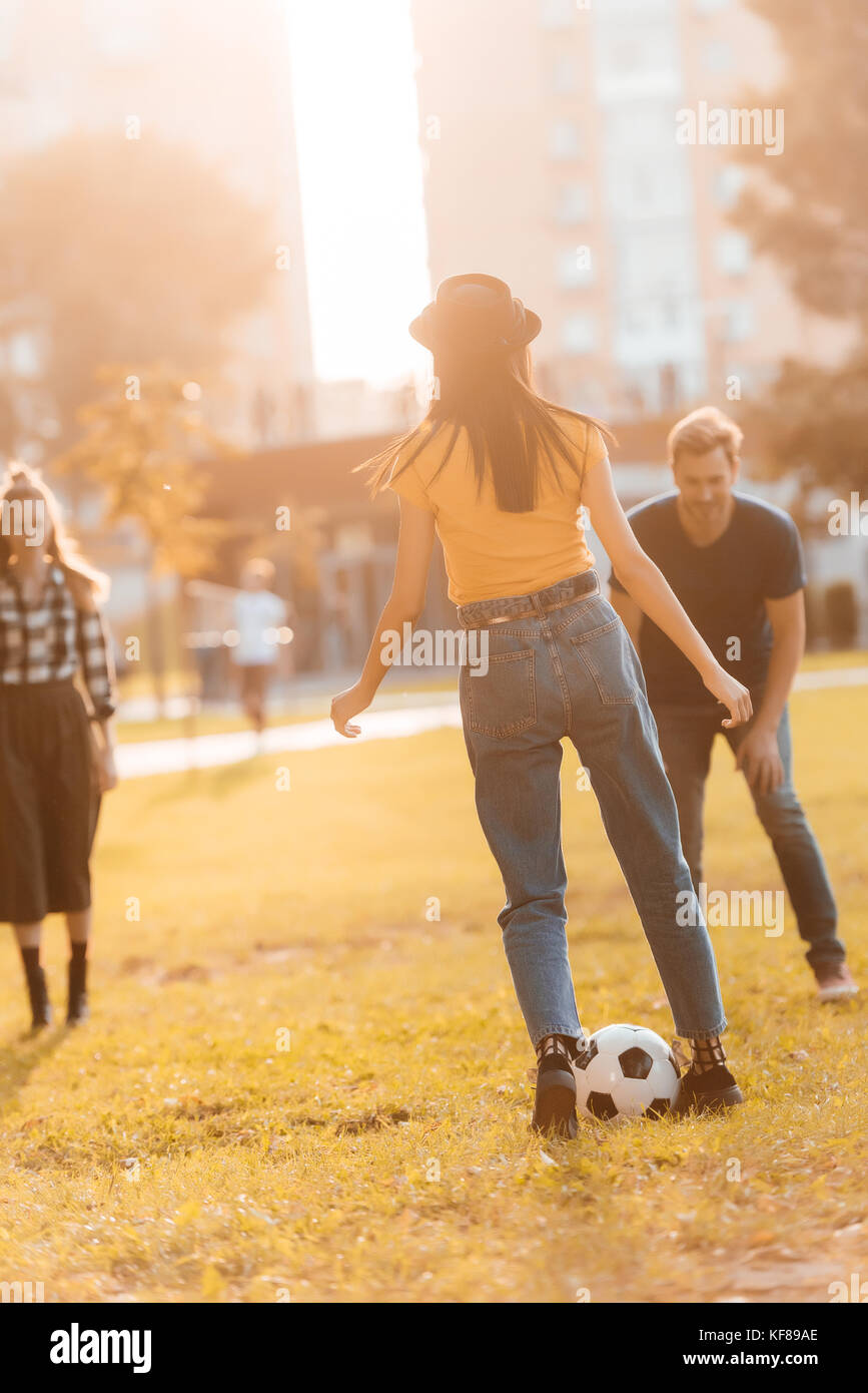 Freunde Fußball spielen im Park Stockfoto