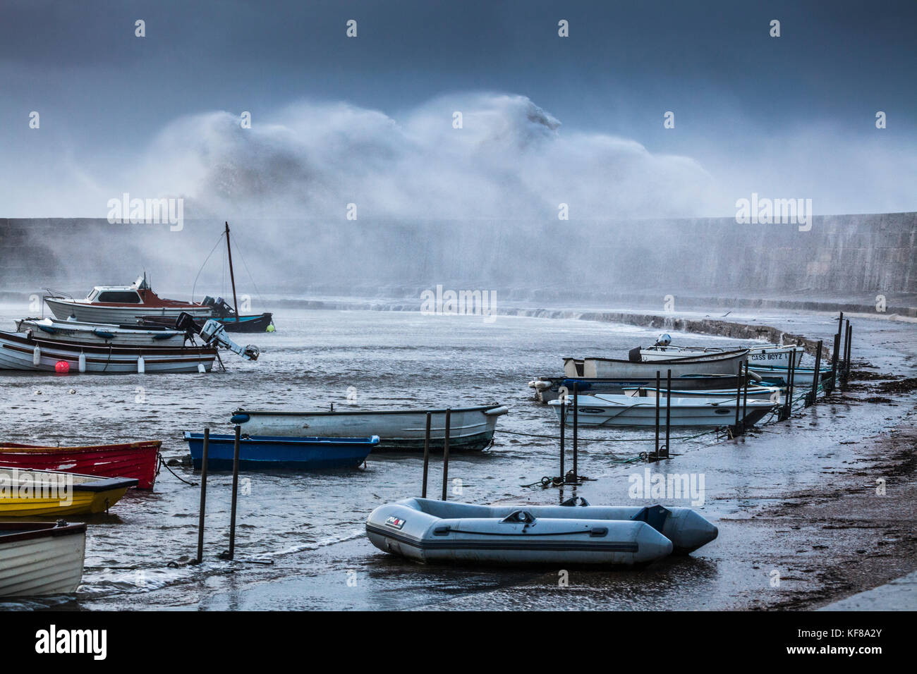Wellen über den Cobb in Lyme Regis in Dorset während Sturm Brian am Samstag, den 21. Oktober 2017. Stockfoto