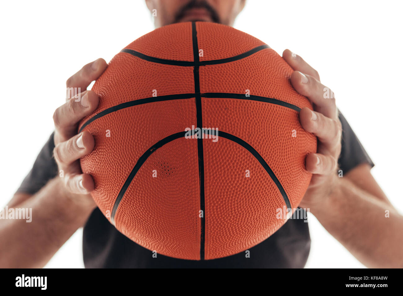 Basketball Training, Mann hält Ball. gesunder Sport, Lifestyle, Freizeit und Sport Stockfoto