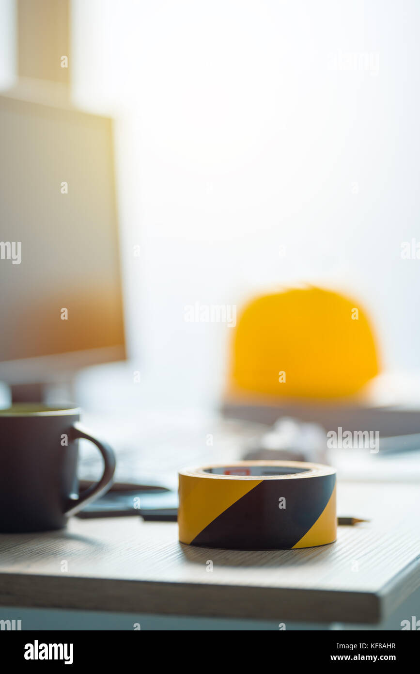 Im Bau Band auf Büro Schreibtisch in Architektur und Interior Design Studio Stockfoto