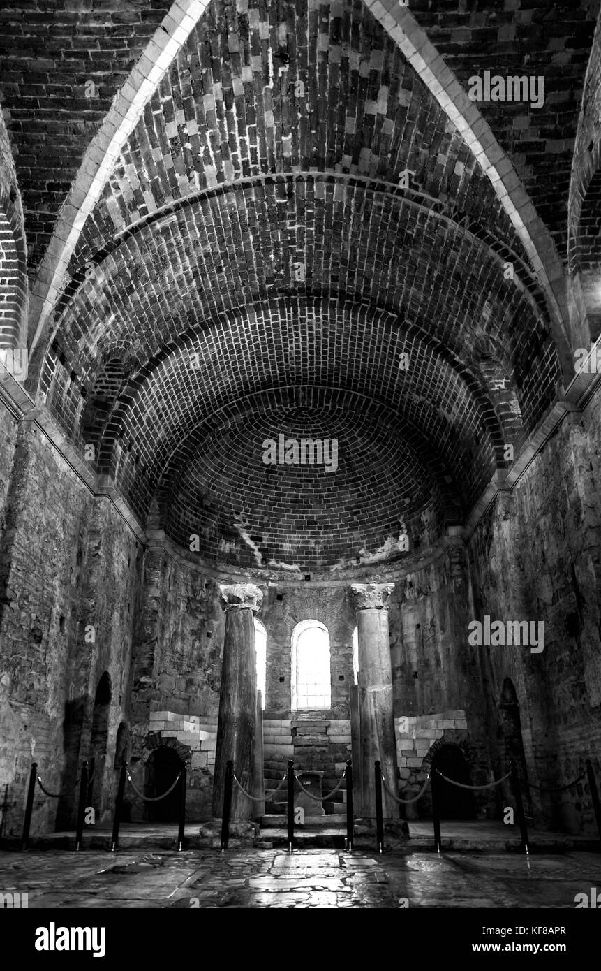 Innenraum der Kirche des heiligen Nikolaus in Demre, Türkei. Schwarzweiß-Foto. Ohne Menschen Stockfoto