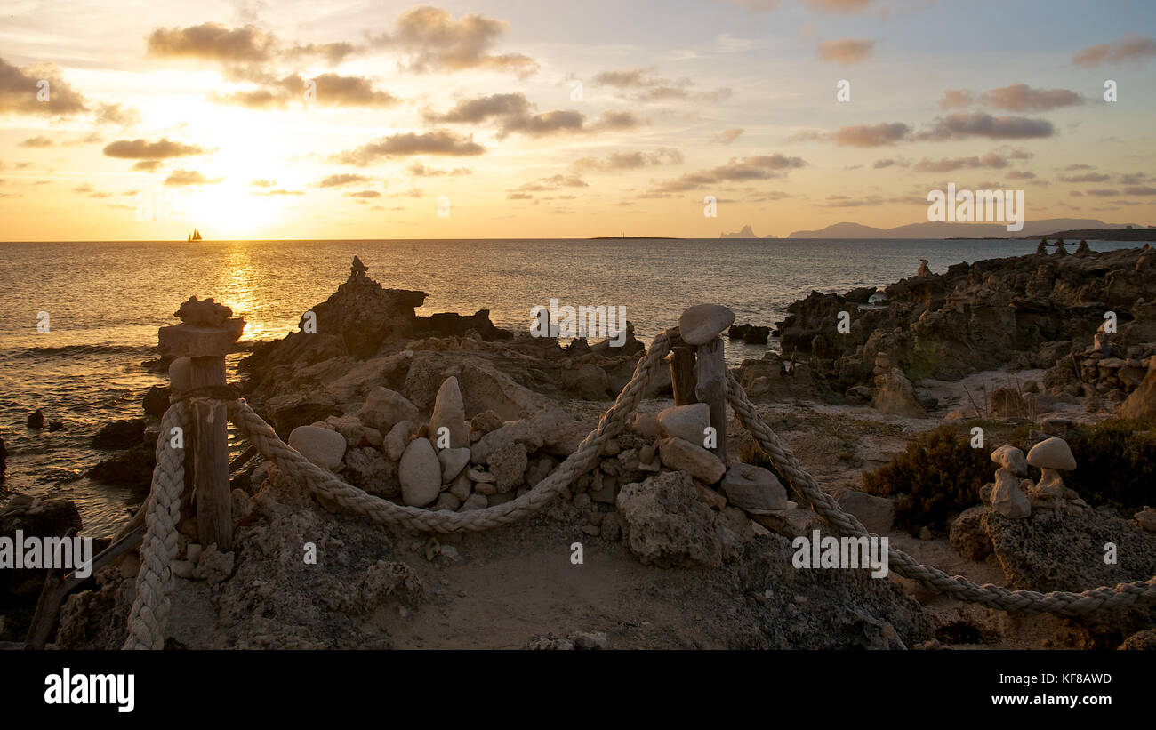 Sonnenuntergang in Es Trucadors in der Nähe von Ses Illetes Strand mit Es Vedrá und Ibiza in der Ferne (Ses Salines Naturpark, Formentera, Balearen, Spanien) Stockfoto