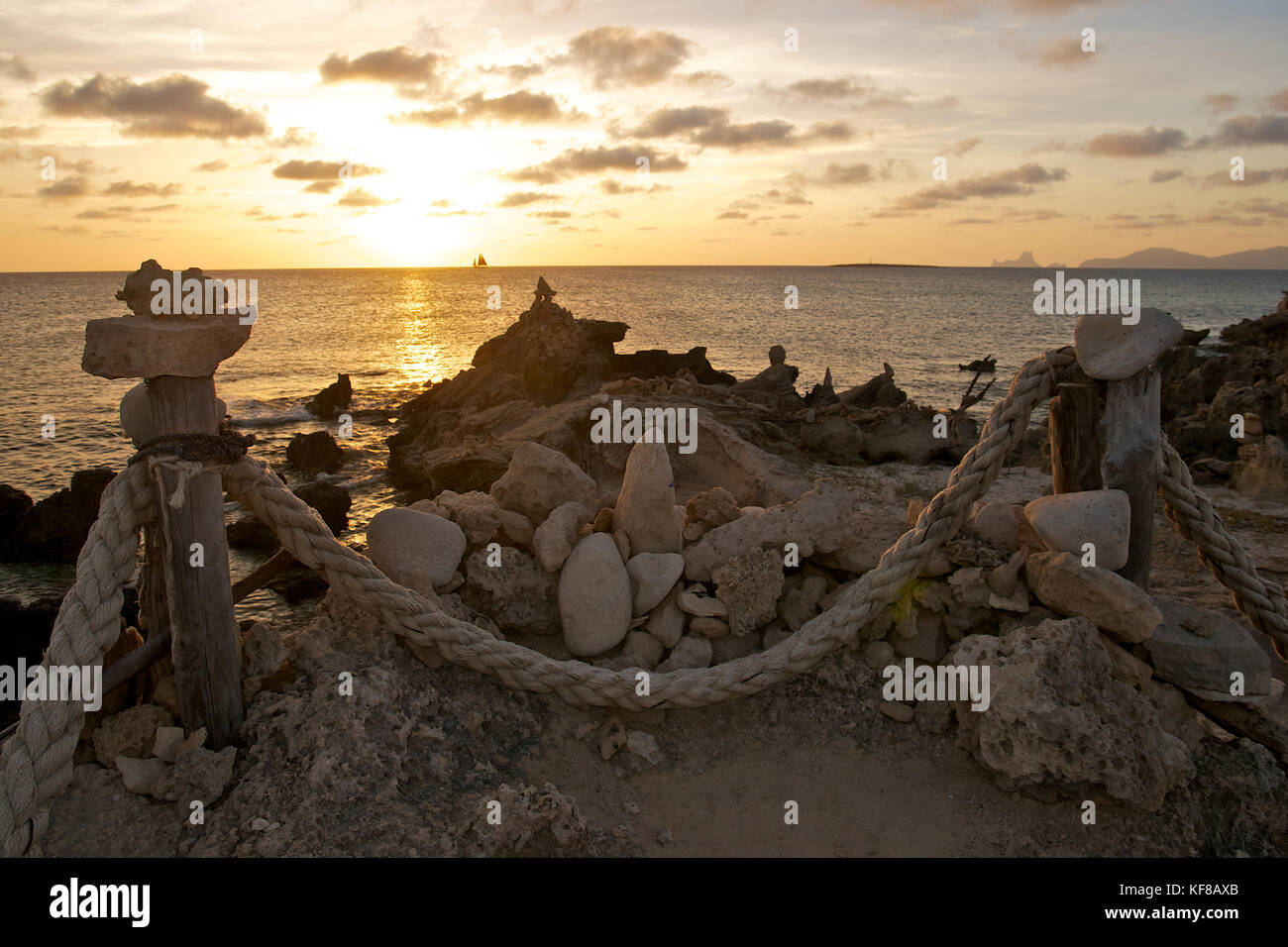 Sonnenuntergang in Es Trucadors in der Nähe von Ses Illetes Strand mit Es Vedrá und Ibiza in der Ferne (Ses Salines Naturpark, Formentera, Balearen, Spanien) Stockfoto