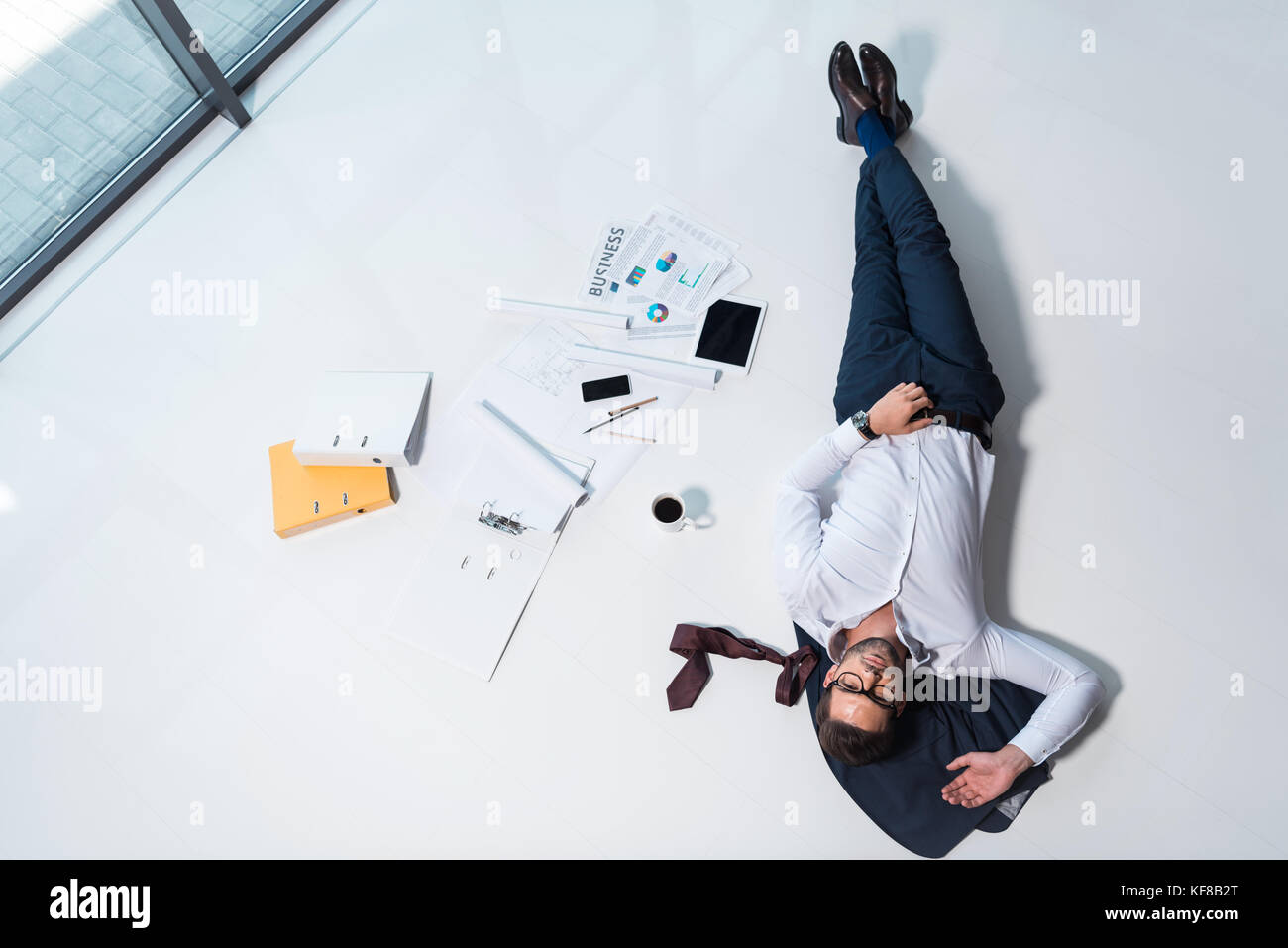 Geschäftsmann Ruhe im Büro Stockfoto