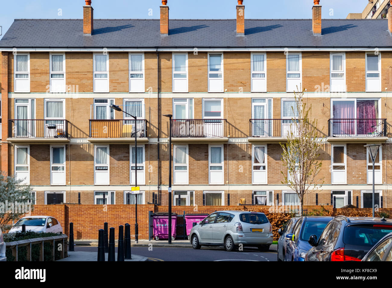 Fassade der Sozialwohnungen Wohnungen in East London Stockfoto
