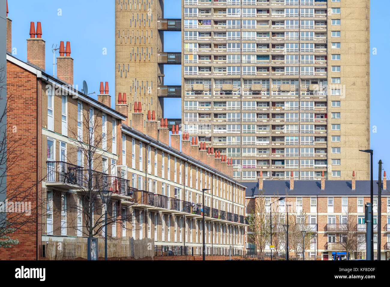 Englisch Reihenhäuser im Gegensatz zu Sozialwohnungen Block im Hintergrund in East London Stockfoto
