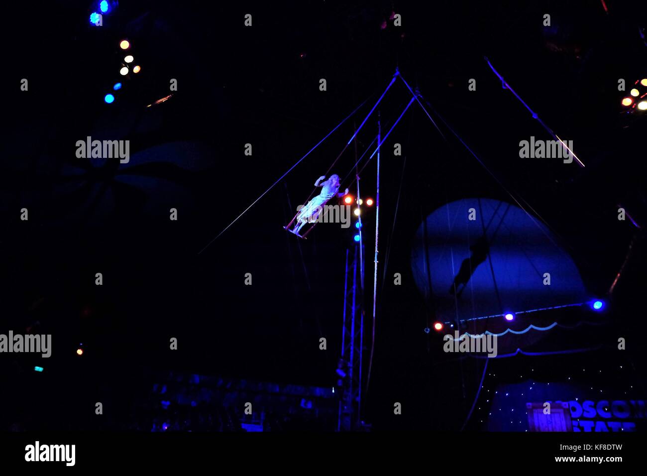 Zirkus Trapez artist auf Swing Stockfoto