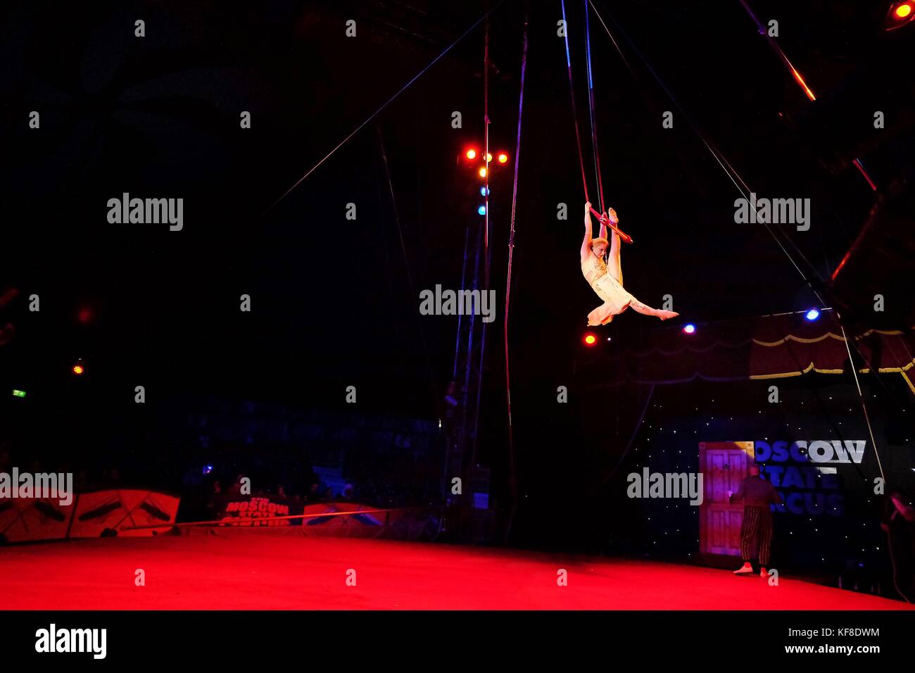 Zirkus Trapez artist auf Swing Stockfoto