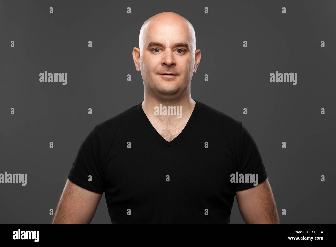 Glatzköpfige Mann im t-shirt Stockfoto
