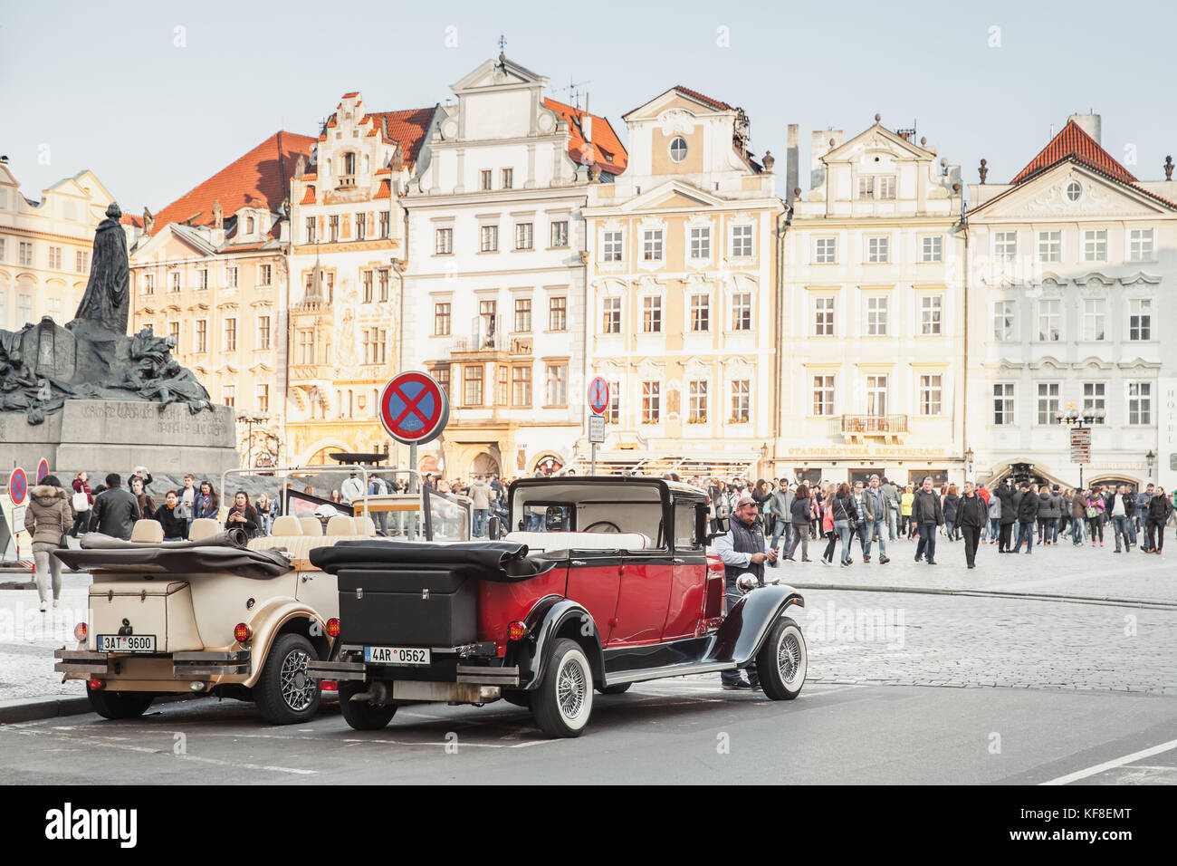 Prag, Tschechische Republik - 30. April 2017: Roter oldtimer Auto auf der Straße des alten Prag Stockfoto