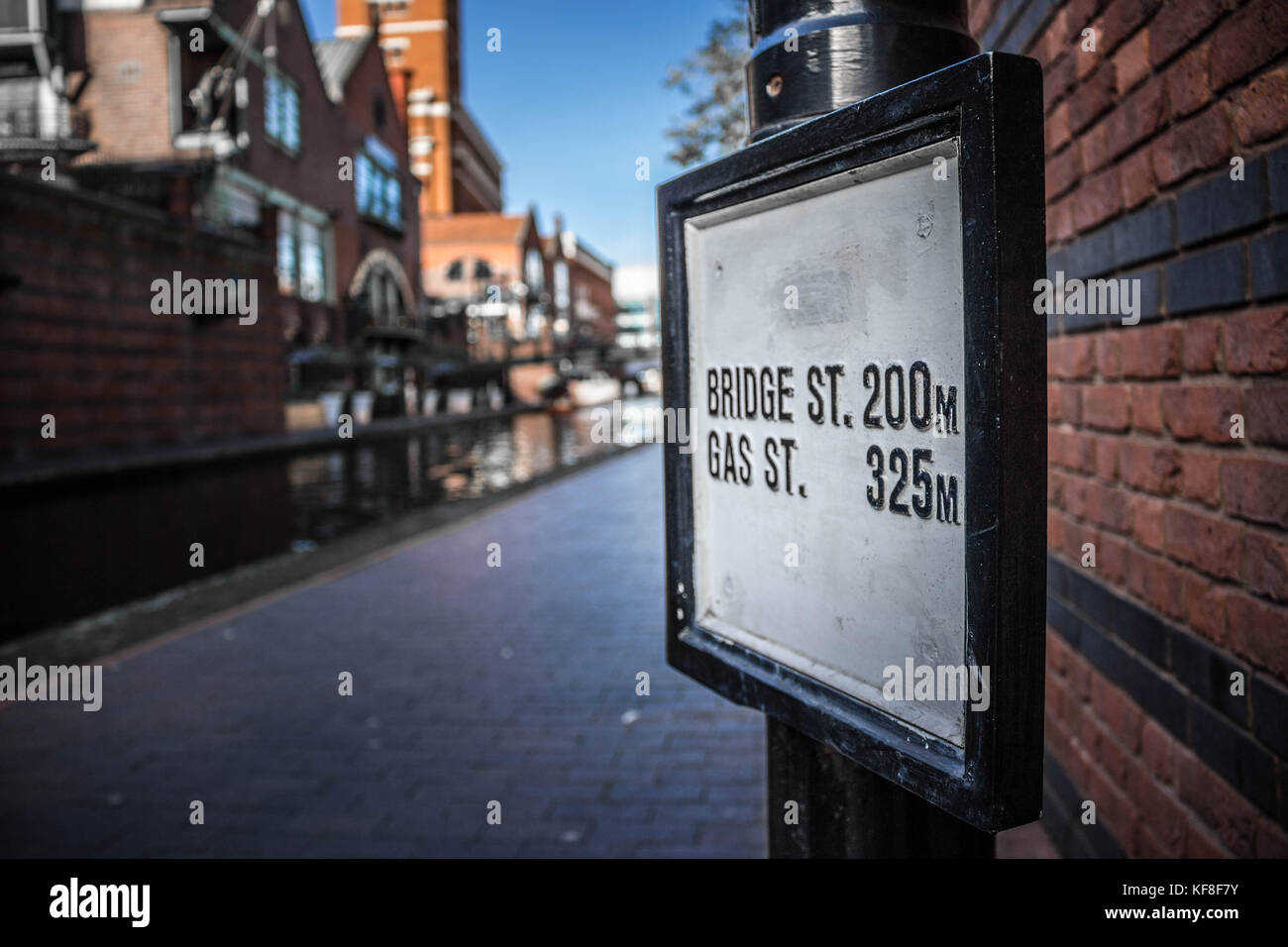 Ein Schild auf dem Fußweg der Birmingham canal Stockfoto