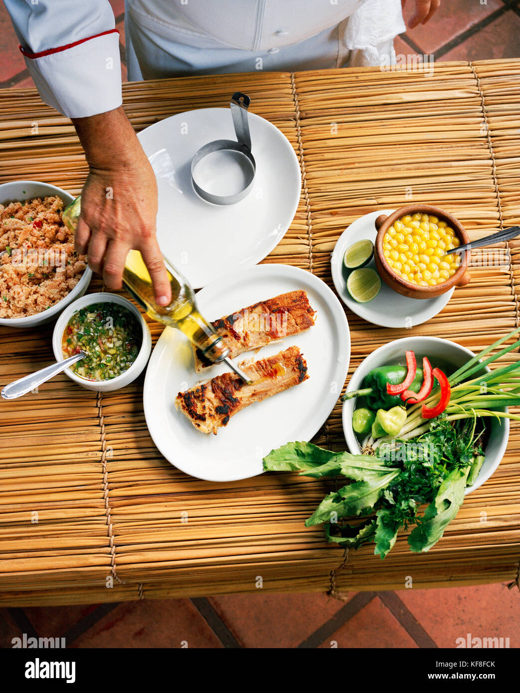 Brasilien, Belem, Südamerika, Koch die Zubereitung von Speisen in der Küche, Erhöhte Ansicht Stockfoto
