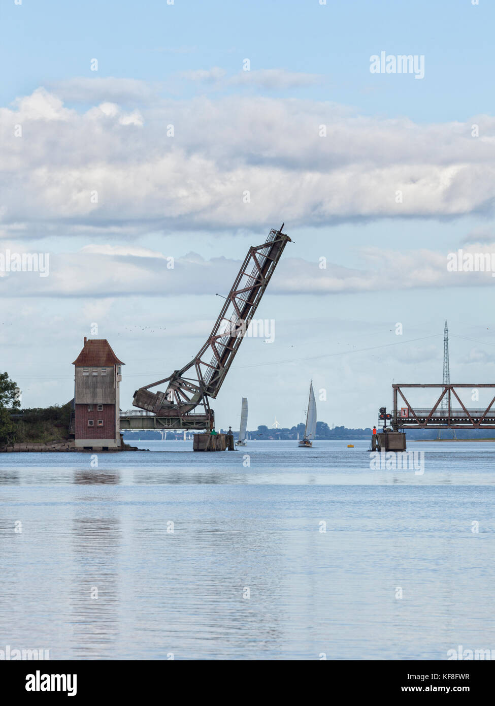 Segelboote passieren die offene Zugbrücke über den Schlei-Einlass bei Lindaunis Stockfoto