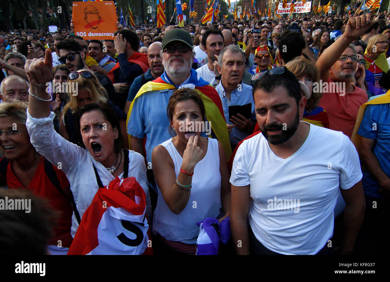 : Menschen warten in den Straßen von Barcelona, Spanien am 10. Oktober 2017 Für Präsident Kataloniens Carles Puigdemont zu Stockfoto