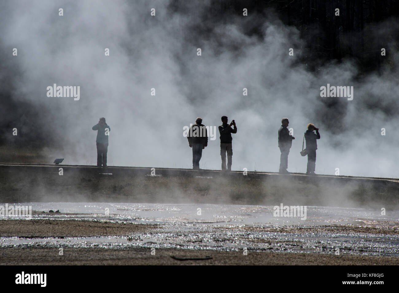 Touristen im Nebel eine dampfende Geysire, schwarzer Sand Basin, Yellowstone National Park, Wyoming, USA Stockfoto