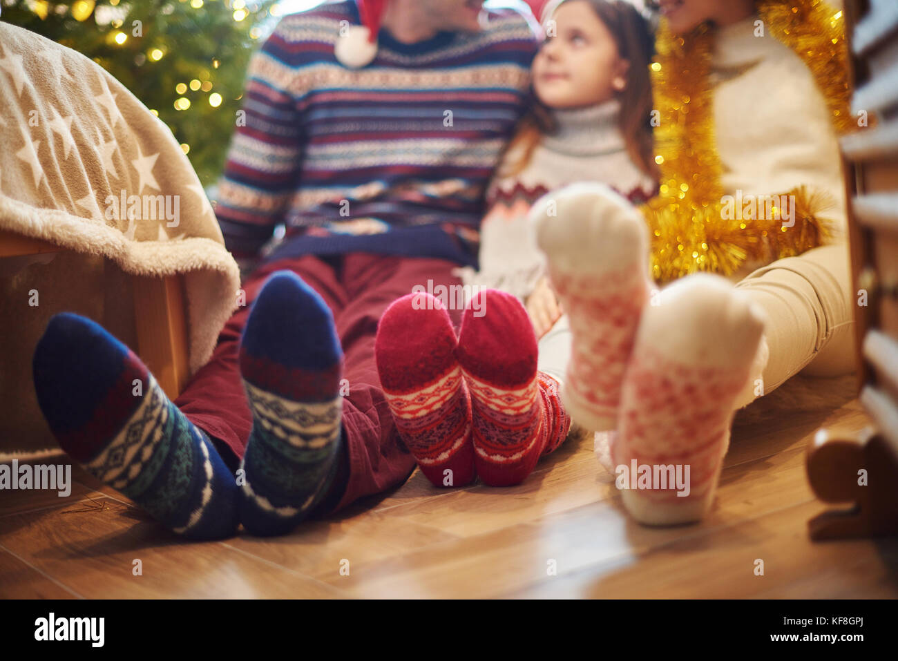 Nahaufnahme der Familie Füße in Wollsocken Stockfoto