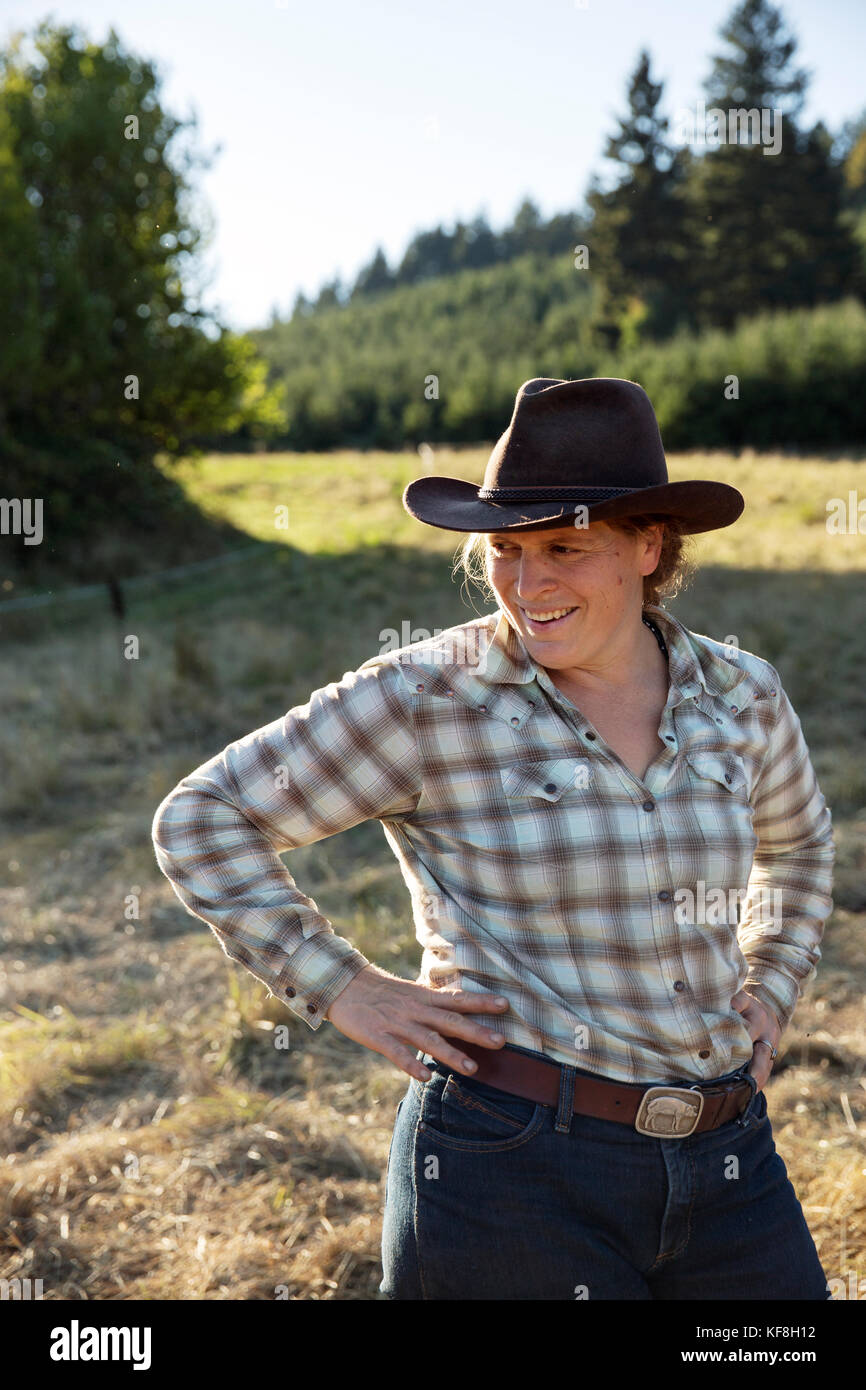 Usa, Oregon, Willamette Valley, Portrait von Clare Carver auf ihrem Bauernhof, großer Tisch Betriebe Weingut, Gaston Stockfoto