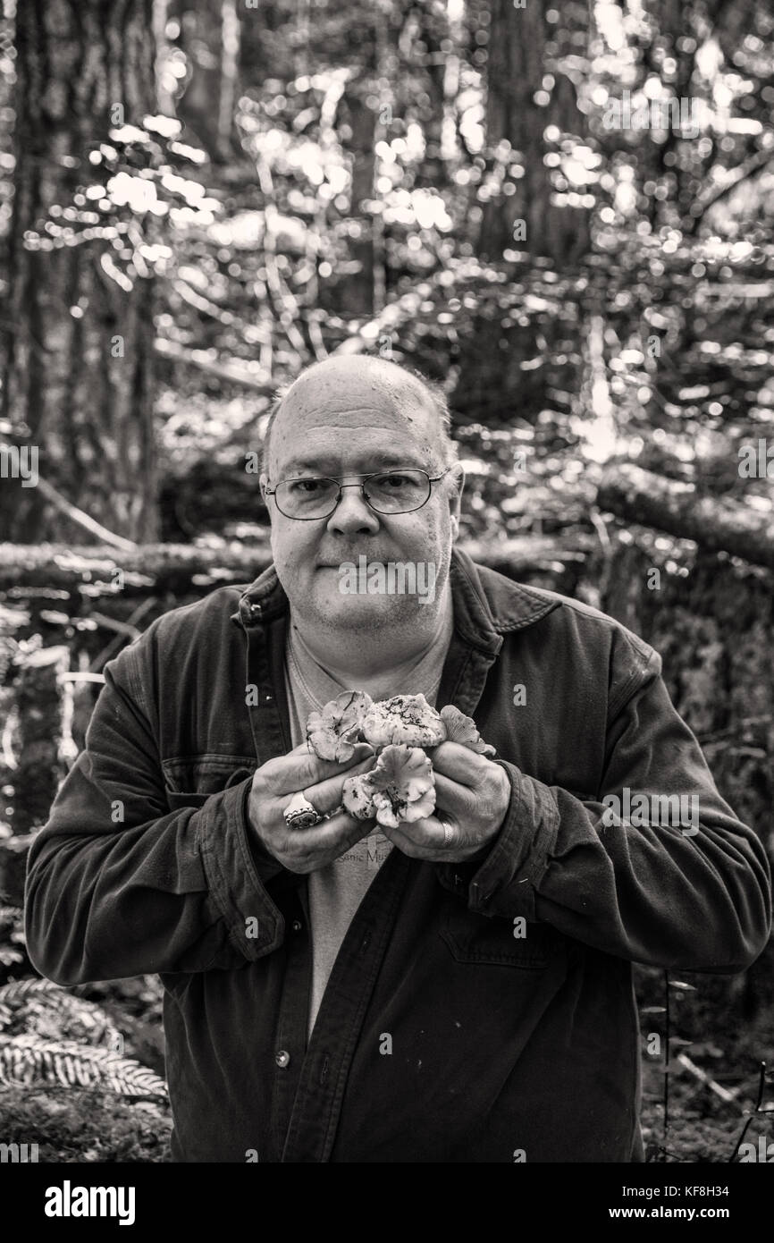 Usa, Oregon, Willamette Valley, Porträts von Chef und Pilz hunter Jack czarnecki Holding chanterelle mushroooms im küstennahen Bereich Berge, Ca Stockfoto