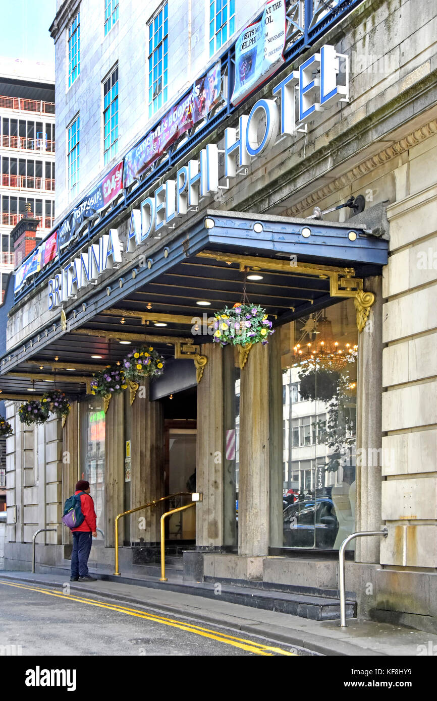 Vor dem Eingang zu Britannia Adelphi Hotel einer aufgeführten Portland Stein Gebäude mit 402 Zimmern im Stadtzentrum von Liverpool Stockfoto