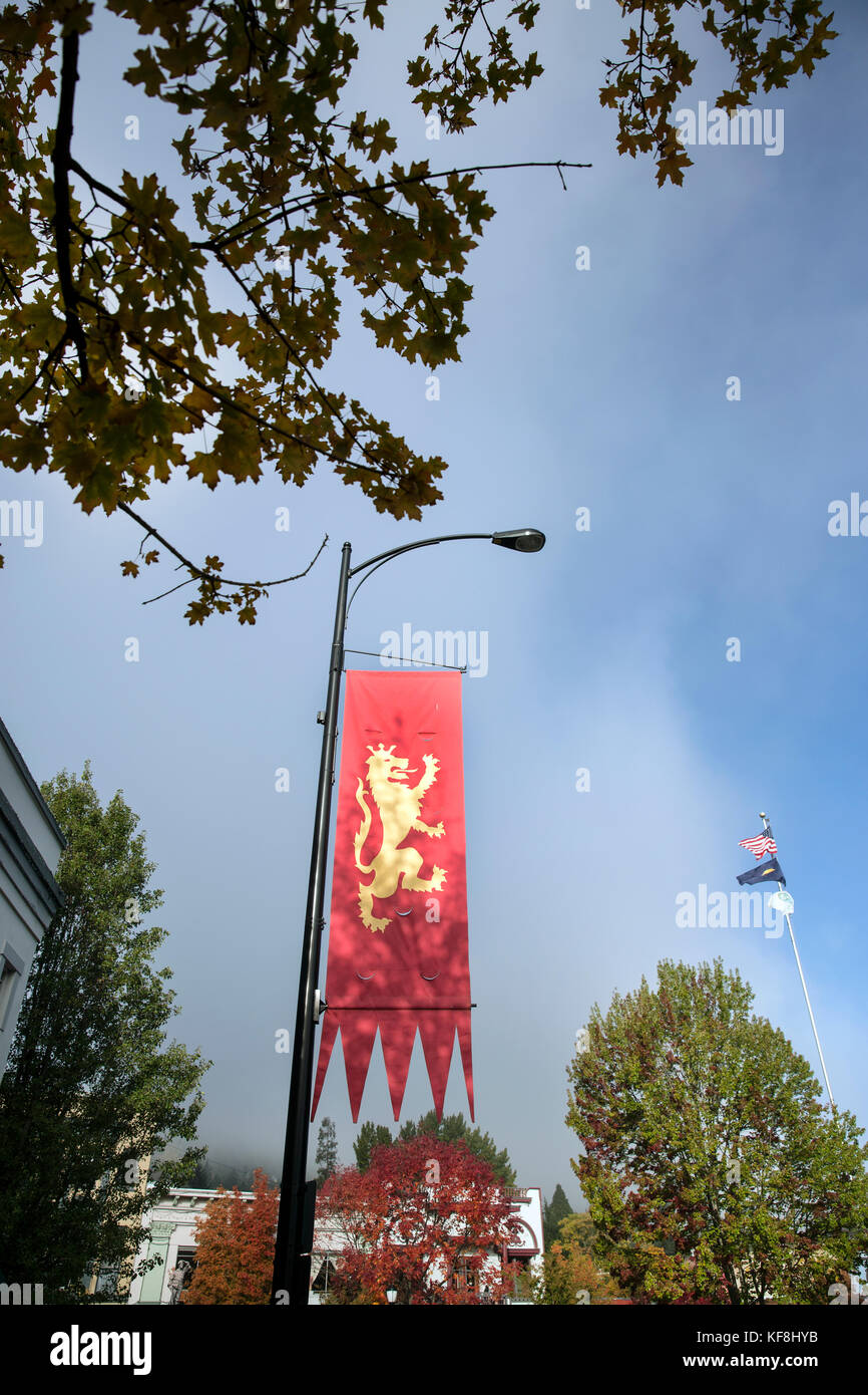 Usa, Oregon, Ashland, Detail der Innenstadt und ein Shakespeare Festival Flagge Stockfoto