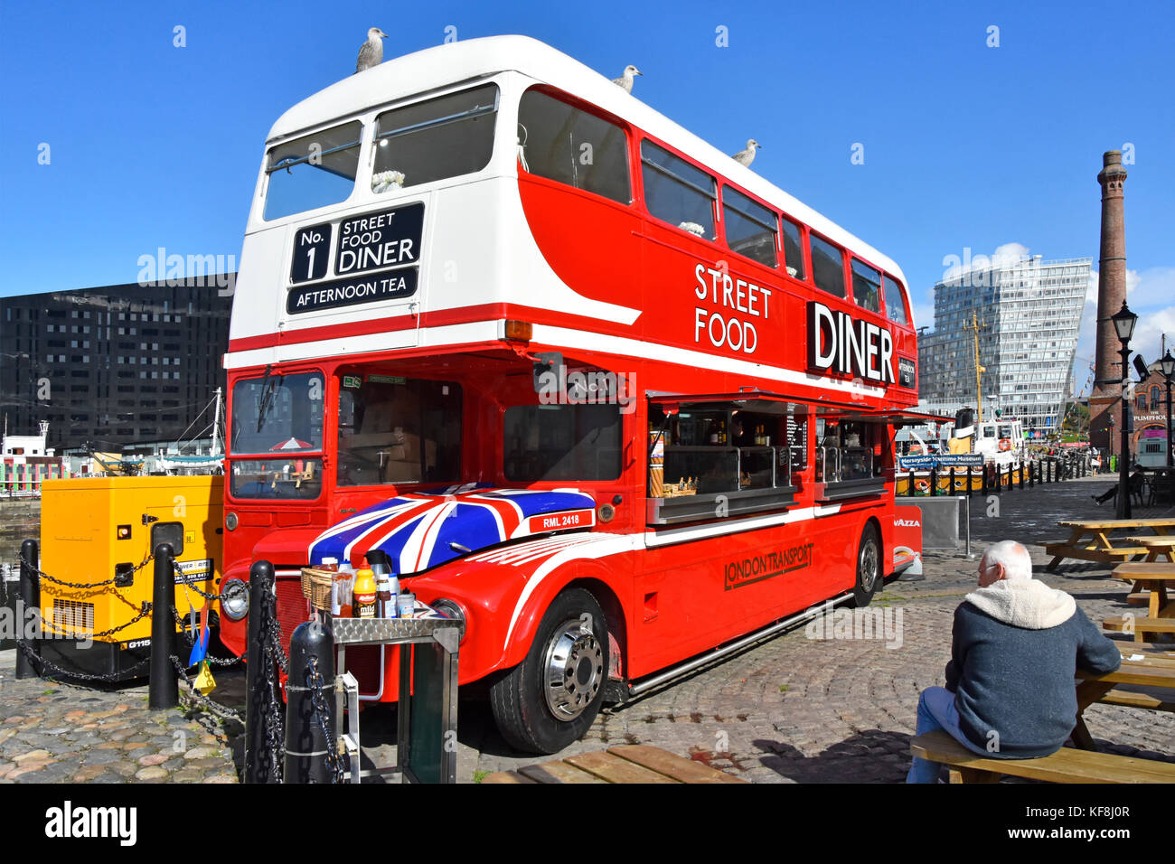 Routemaster bus umgewandelt in das Cafe Diner kommen Street Food Restaurant Tische im Freien Liverpool Albert Docks Tourismus in Merseyside England Großbritannien Stockfoto