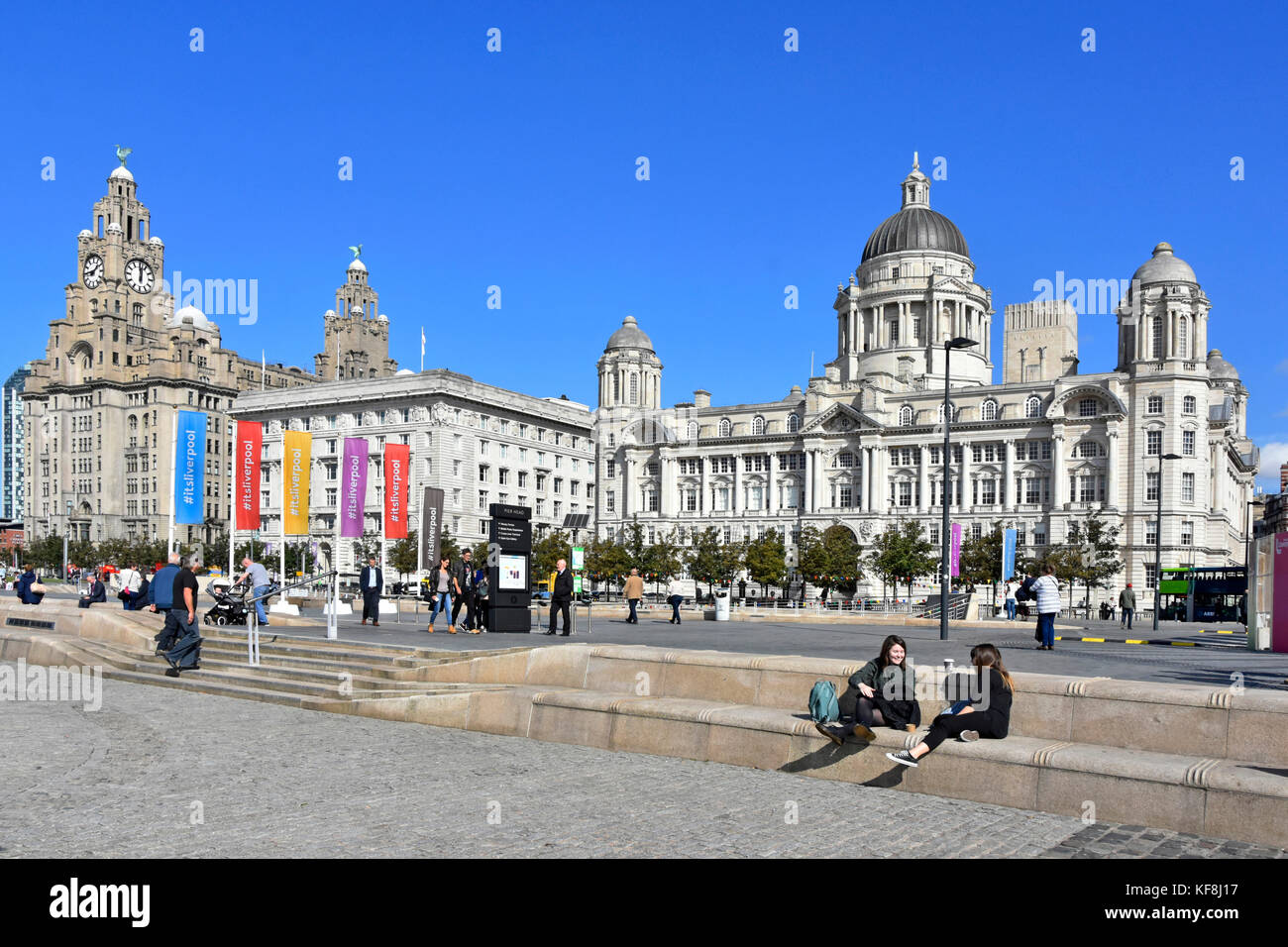 Liverpool iconic waterfront Landschaft der Drei Grazien L bis R Royal Liver Building, Cunard Building & Hafen von Liverpool Gebäude an der Pier Head Stockfoto