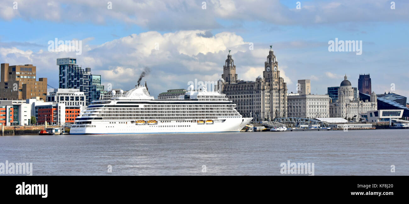 Regent Seven Seas Explorer Cruise Liner Schiff angedockt an der Waterfront von Liverpool Cruise Terminal mit dem berühmten iconic Royal Liver Building über Stockfoto