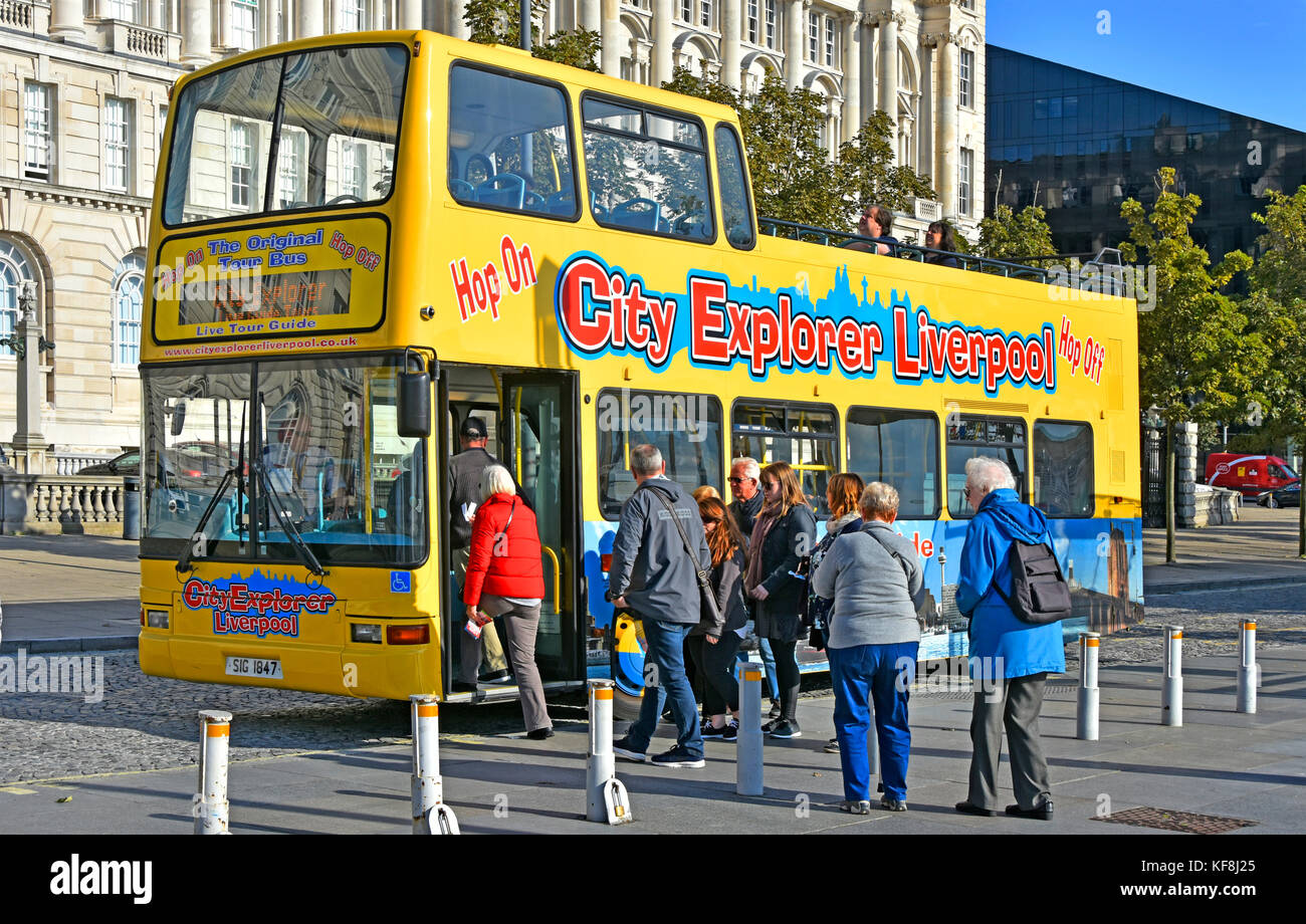 Liverpool open top City Explorer sightseeing tour bus herauf Fahrgäste an der Haltestelle auf der Pier Head Waterfront England Großbritannien Stockfoto
